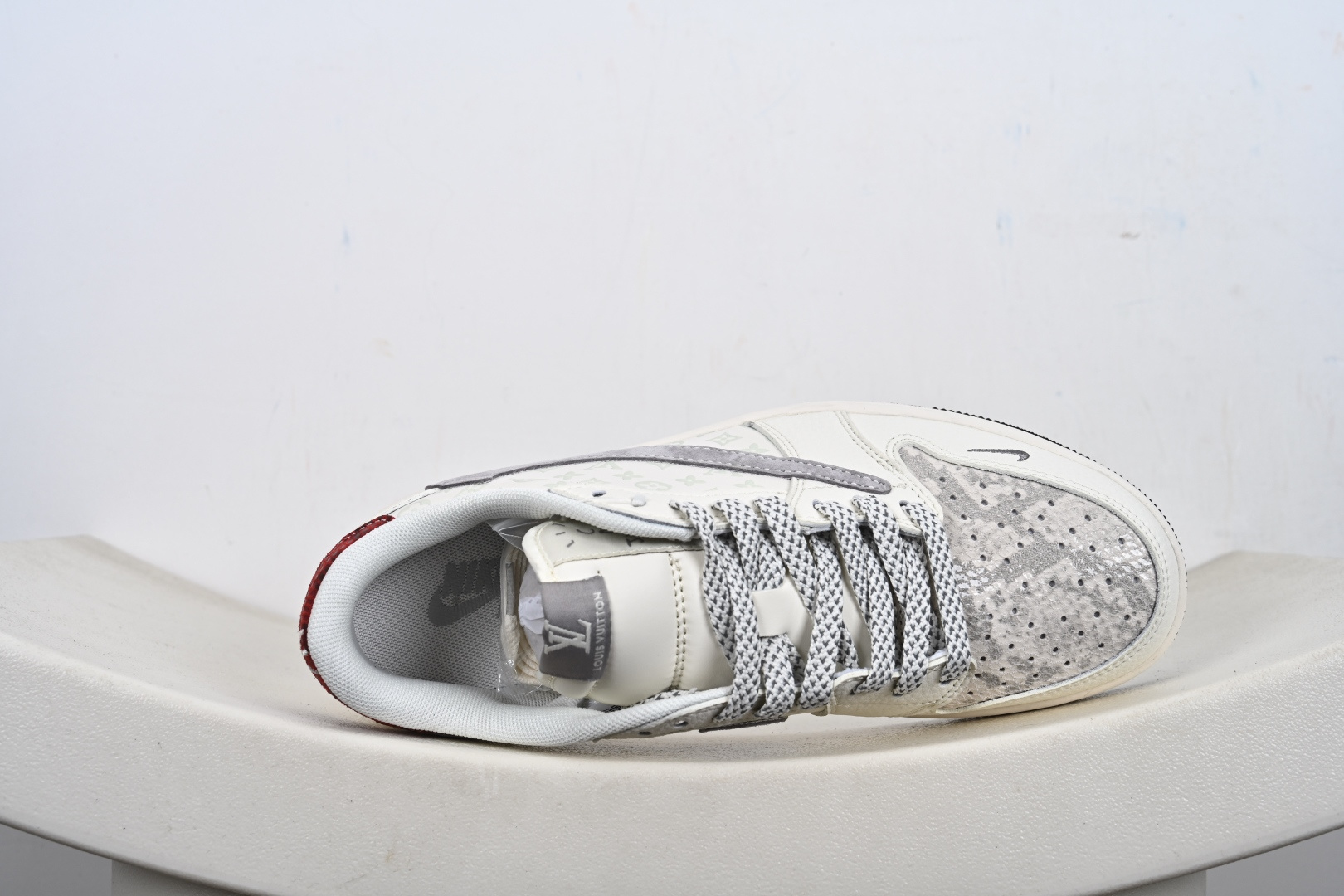 Travis Scott x Fragment Design x Air Jordan 1 Low OG SP AJ1 乔1 联名 印花米灰红 低帮文化休闲板鞋 QW5088-209 Travis Scott x Fragment Design x Air Jordan 1 Low OG SP AJ1 乔1 联名 印花米灰红 低帮文化休闲板鞋 QW5088-209