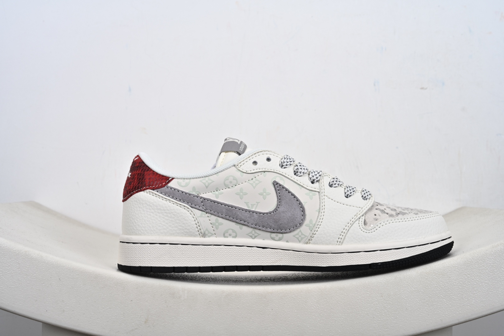 Travis Scott x Fragment Design x Air Jordan 1 Low OG SP AJ1 乔1 联名 印花米灰红 低帮文化休闲板鞋 QW5088-209 Travis Scott x Fragment Design x Air Jordan 1 Low OG SP AJ1 乔1 联名 印花米灰红 低帮文化休闲板鞋 QW5088-209