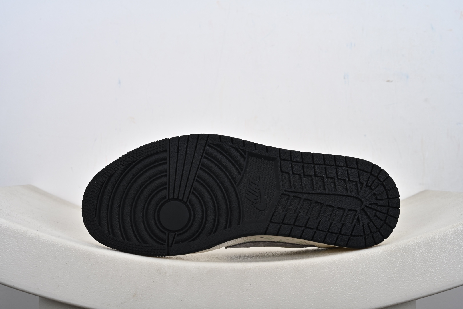 Travis Scott x Fragment Design x Air Jordan 1 Low OG SP AJ1 乔1 联名 印花米灰红 低帮文化休闲板鞋 QW5088-209 Travis Scott x Fragment Design x Air Jordan 1 Low OG SP AJ1 乔1 联名 印花米灰红 低帮文化休闲板鞋 QW5088-209