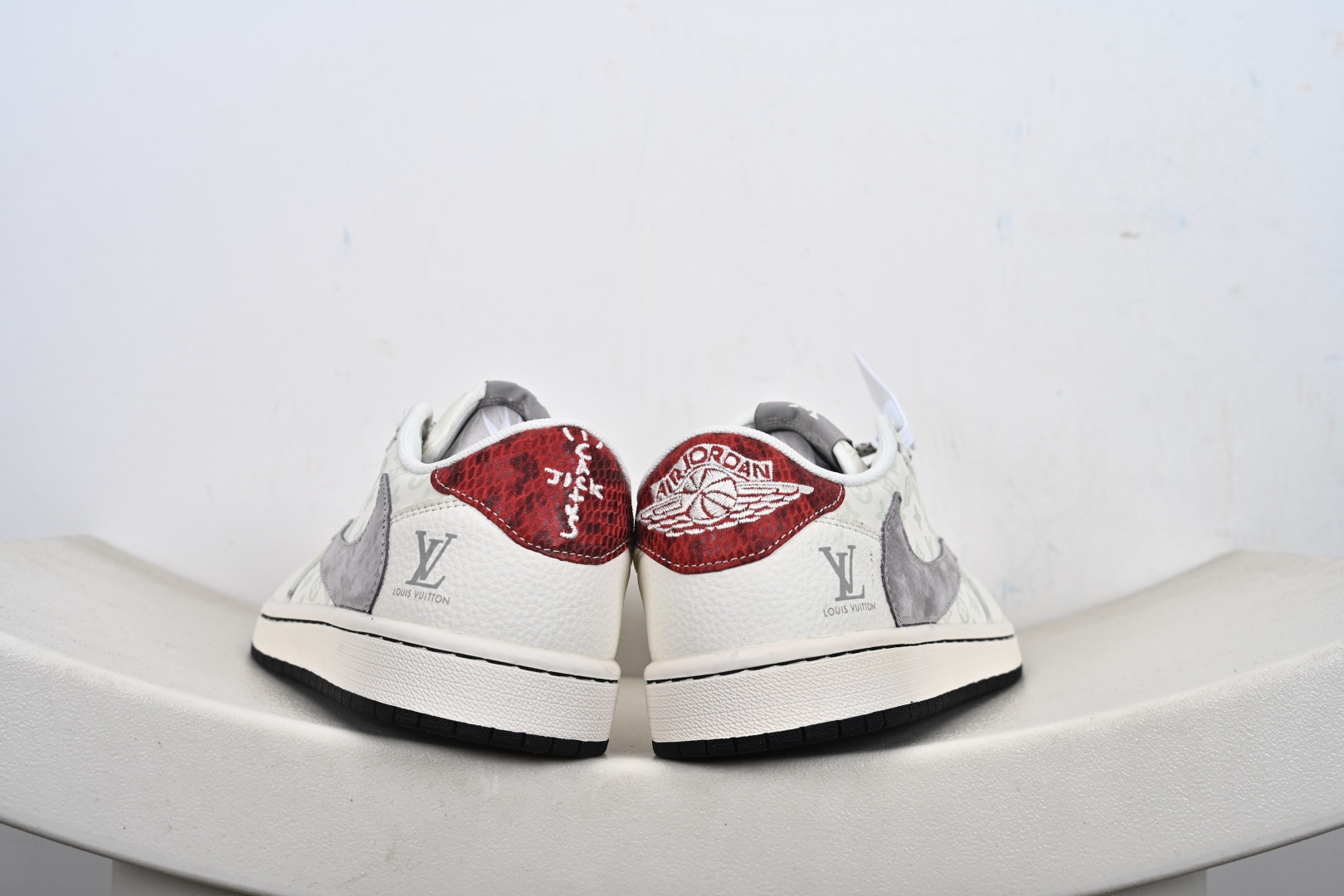 Travis Scott x Fragment Design x Air Jordan 1 Low OG SP AJ1 乔1 联名 印花米灰红 低帮文化休闲板鞋 QW5088-209 Travis Scott x Fragment Design x Air Jordan 1 Low OG SP AJ1 乔1 联名 印花米灰红 低帮文化休闲板鞋 QW5088-209