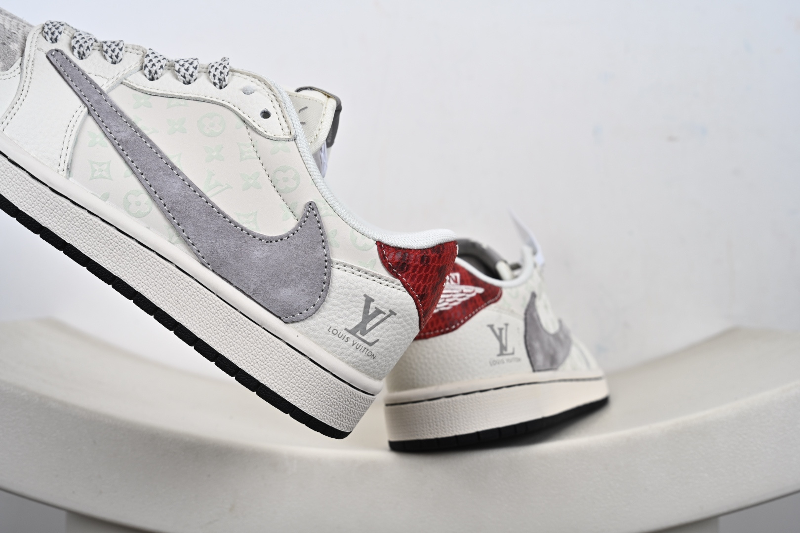 Travis Scott x Fragment Design x Air Jordan 1 Low OG SP AJ1 乔1 联名 印花米灰红 低帮文化休闲板鞋 QW5088-209 Travis Scott x Fragment Design x Air Jordan 1 Low OG SP AJ1 乔1 联名 印花米灰红 低帮文化休闲板鞋 QW5088-209