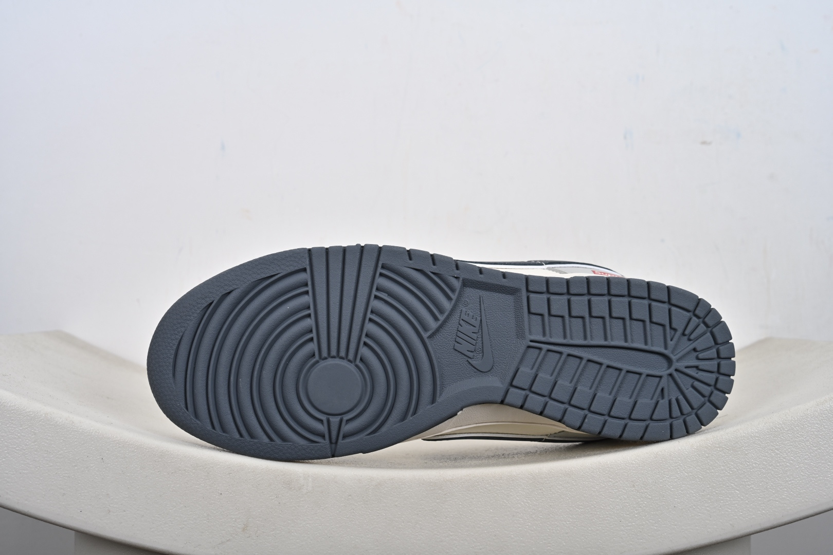 Nike SB Dunk Low Supreme联名 米灰红 低帮休闲板鞋 JP1628-029