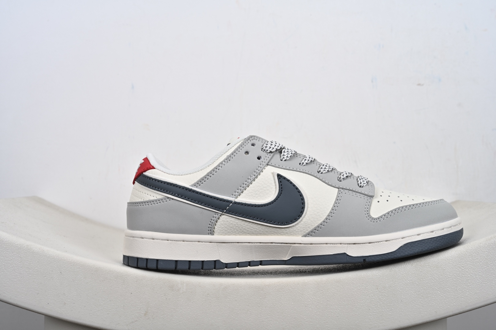 Nike SB Dunk Low Supreme联名 米灰红 低帮休闲板鞋 JP1628-029