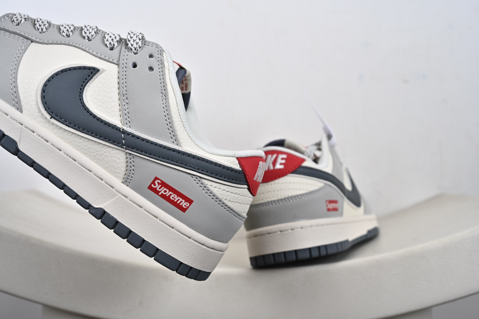 Nike SB Dunk Low Supreme联名 米灰红 低帮休闲板鞋 JP1628-029