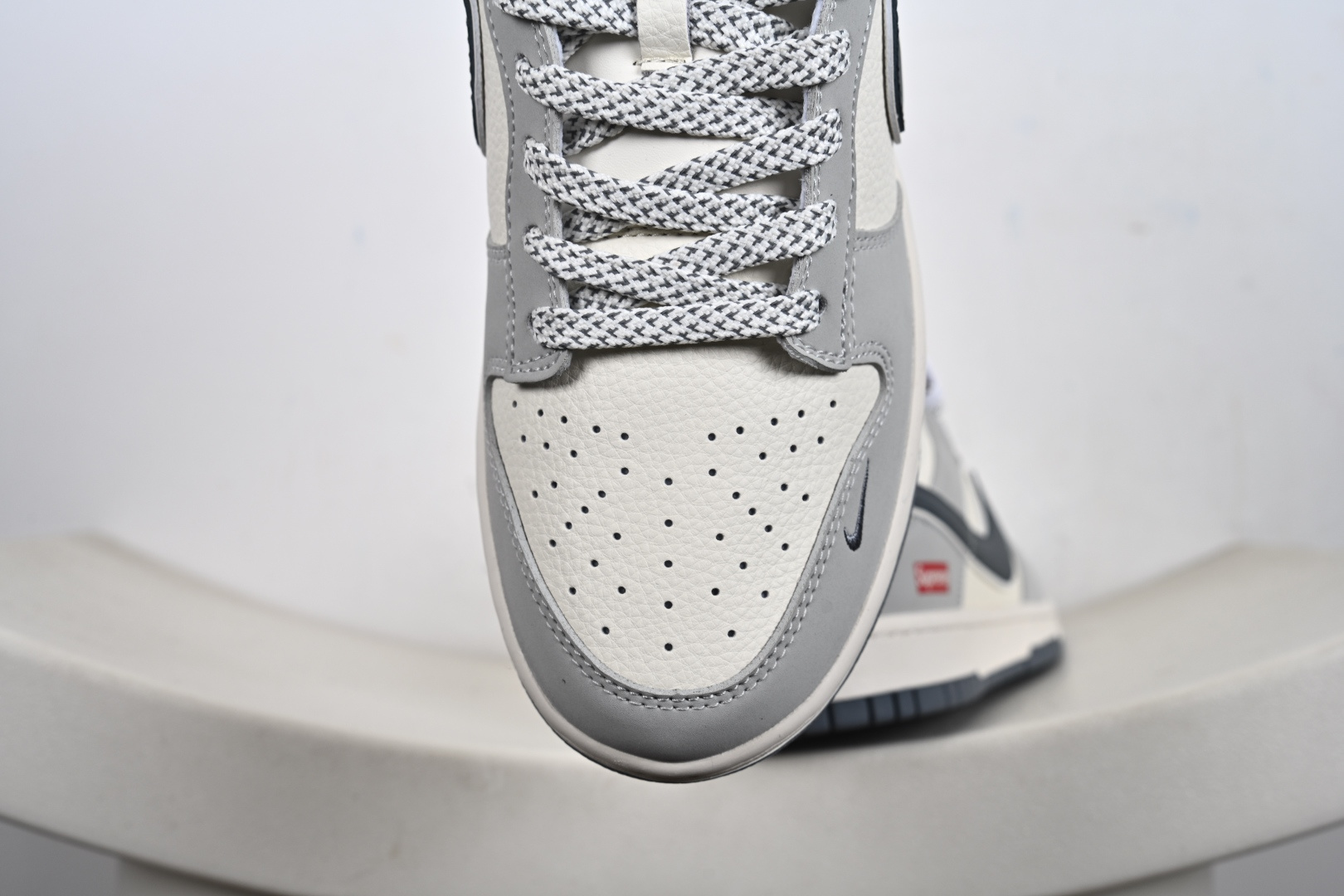 Nike SB Dunk Low Supreme联名 米灰红 低帮休闲板鞋 JP1628-029