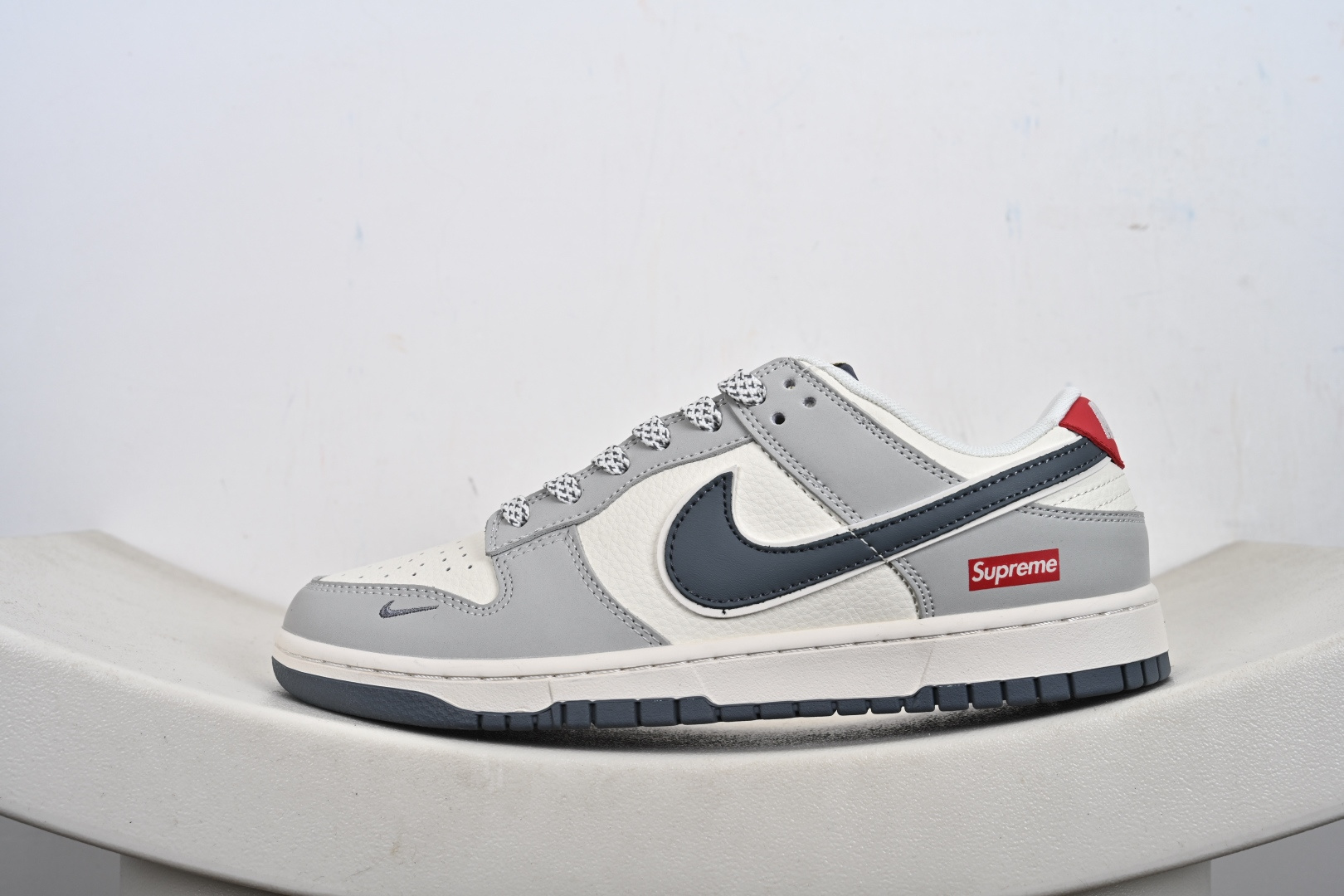 Nike SB Dunk Low Supreme联名 米灰红 低帮休闲板鞋 JP1628-029