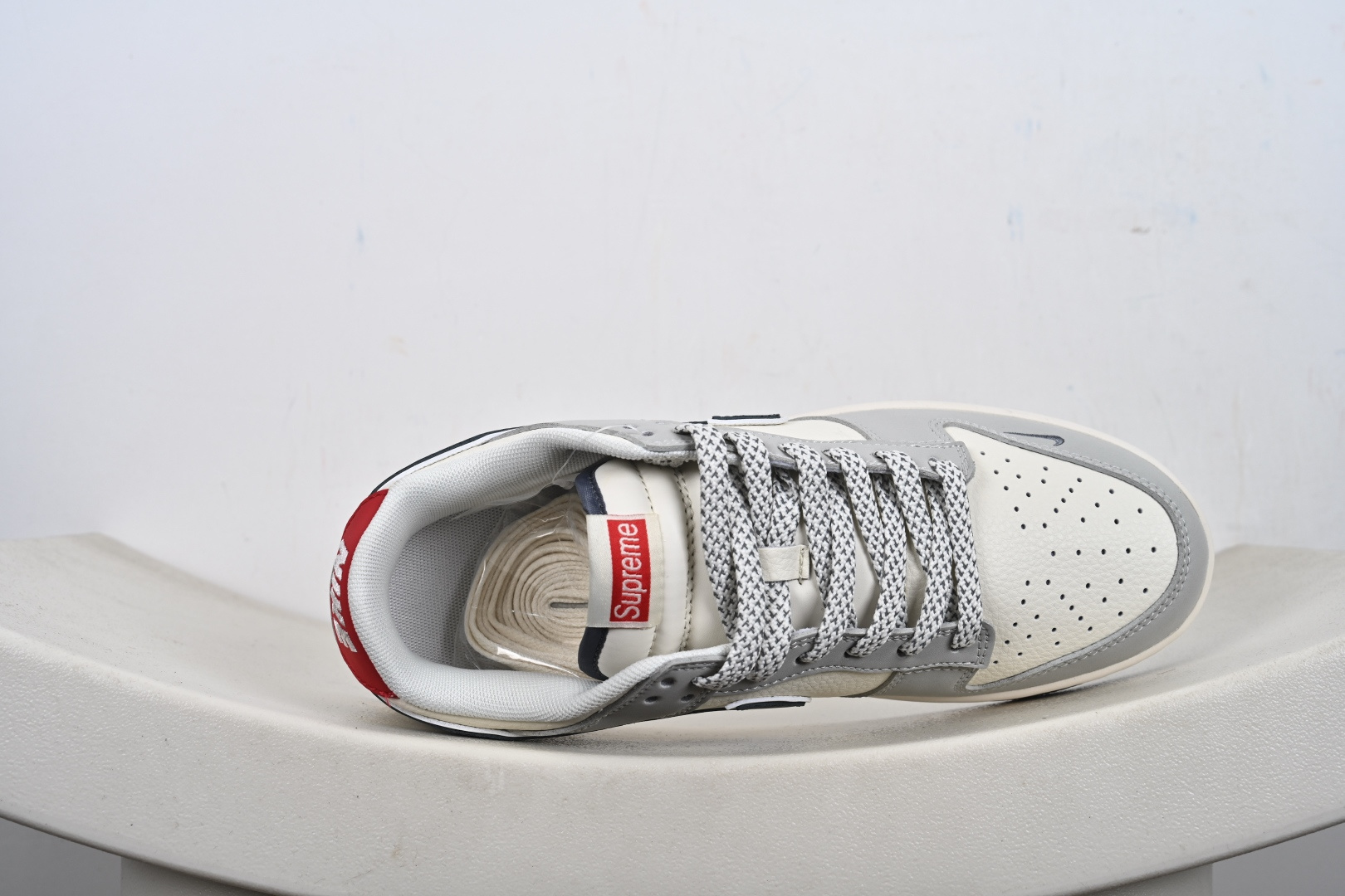 Nike SB Dunk Low Supreme联名 米灰红 低帮休闲板鞋 JP1628-029
