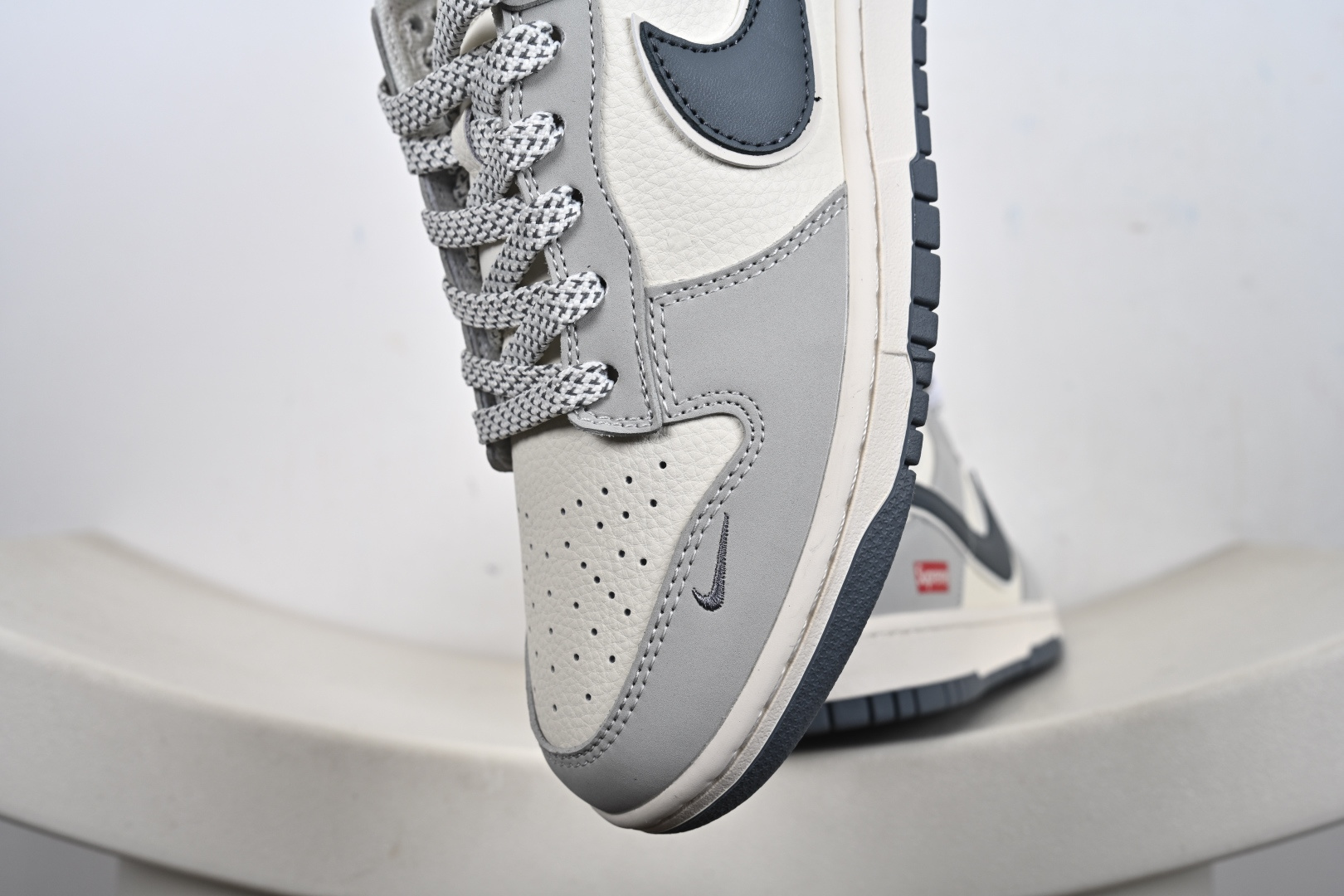 Nike SB Dunk Low Supreme联名 米灰红 低帮休闲板鞋 JP1628-029