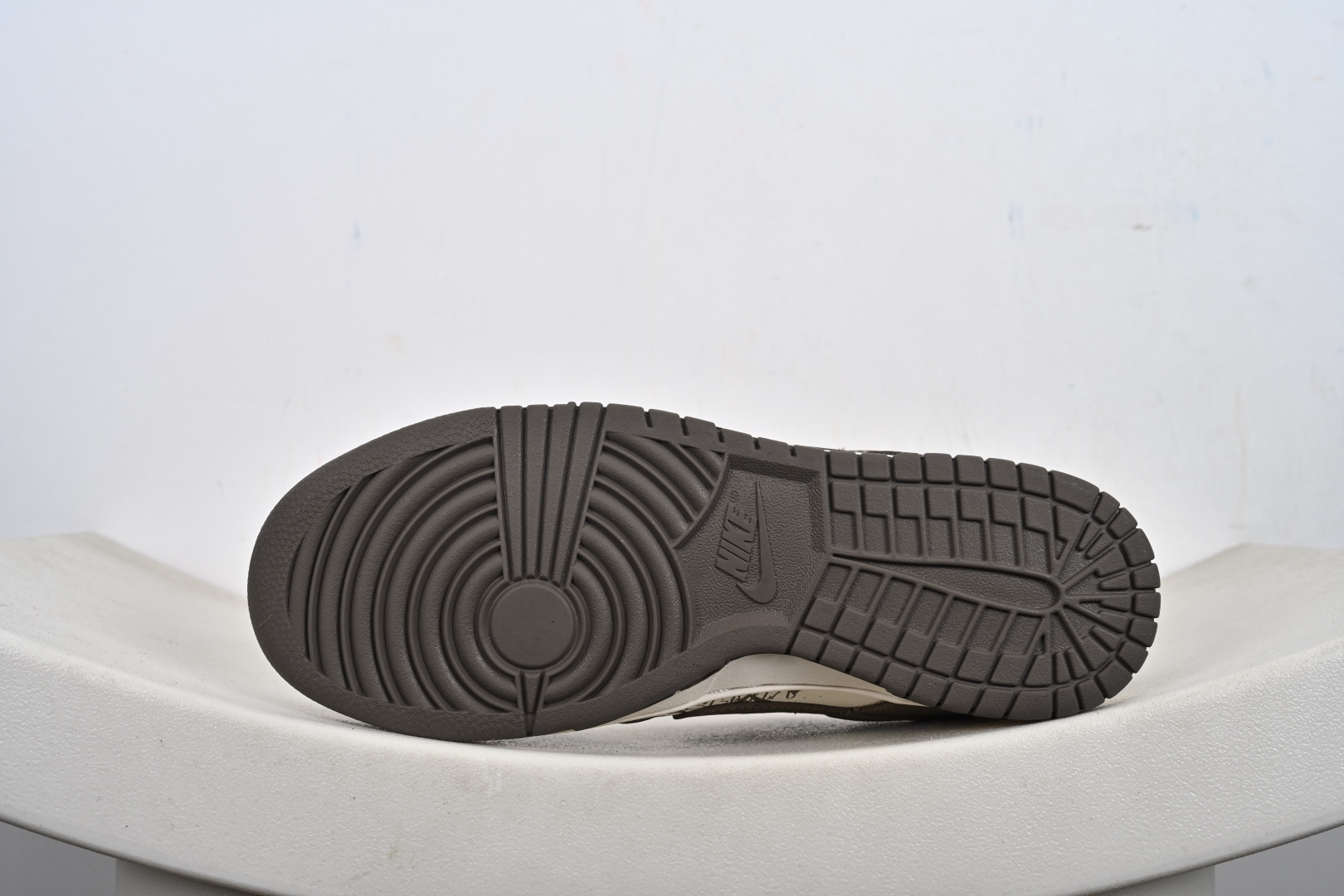 Nike SB Dunk Low 联名 奶茶米白 高端定制 低帮休闲板鞋 XD1588-239