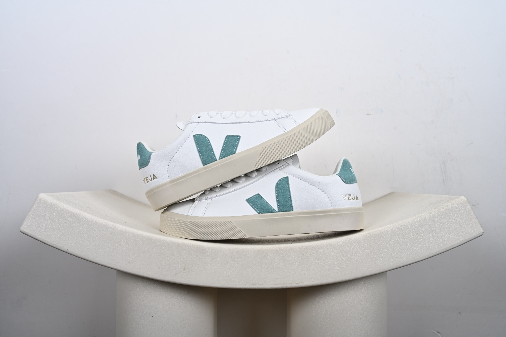 本地💰105支持放店
veja Recife Logo CHROMEFREE LEA
法国小众品牌Veja小白鞋 经典小板鞋
增高且有型 妥妥的通勤之王 
VEJA始终以绿色地球和低碳运动为宗旨
品牌的所有单品也均用环保材料制作
始终以行动承担对环境的责任
此款VEJA 男女款情侣运动鞋
采用透气皮革鞋面 时尚简约 轻薄舒适
官方货号: CP052195、CP051928、E0022490、CР052485B、
尺码: 36-45没半码-L2-7X