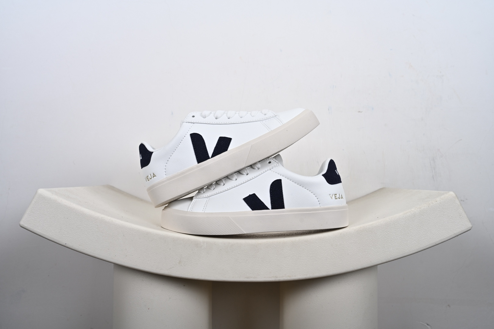 本地💰105支持放店
veja Recife Logo CHROMEFREE LEA
法国小众品牌Veja小白鞋 经典小板鞋
增高且有型 妥妥的通勤之王 
VEJA始终以绿色地球和低碳运动为宗旨
品牌的所有单品也均用环保材料制作
始终以行动承担对环境的责任
此款VEJA 男女款情侣运动鞋
采用透气皮革鞋面 时尚简约 轻薄舒适
官方货号: CP052195、CP051928、E0022490、CР052485B、CP5041、
尺码: 36-45没半码-L2-7X