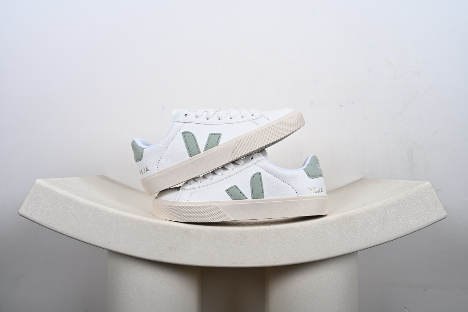 本地💰105支持放店
veja Recife Logo CHROMEFREE LEA
法国小众品牌Veja小白鞋 经典小板鞋
增高且有型 妥妥的通勤之王 
VEJA始终以绿色地球和低碳运动为宗旨
品牌的所有单品也均用环保材料制作
始终以行动承担对环境的责任
此款VEJA 男女款情侣运动鞋
采用透气皮革鞋面 时尚简约 轻薄舒适
官方货号: CP052195、CP051928、E0022490、CР052485B、CP5041、CP052485B、
尺码: 36-45没半码-L2-7X