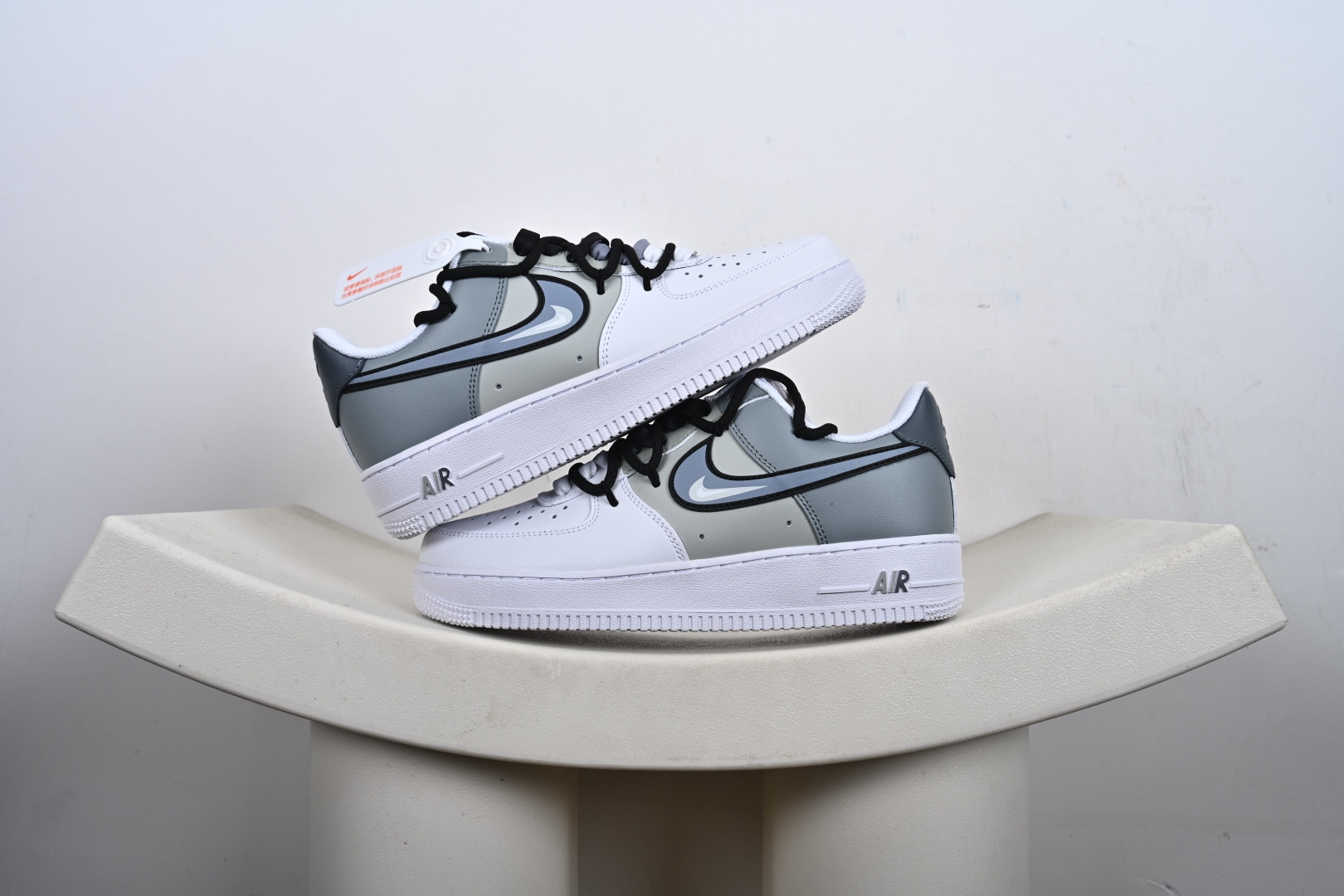 本地💰250支持放店
“雾灰玩家”订制空军一号板鞋
该定制版球鞋选用原鞋款为Nike Air Force 1'07空军一号,以浅烟灰色为主调,鞋面采用不同灰度的皮革材质拼接,低饱和度色调高级又耐看,兼顾了层次感与潮流属性。
货号:CW2288-111
SIZE:36 36.5 37.5 38 38.5 39 40 40.5 41 42 42.5 43 44 44.5 45-K-F2