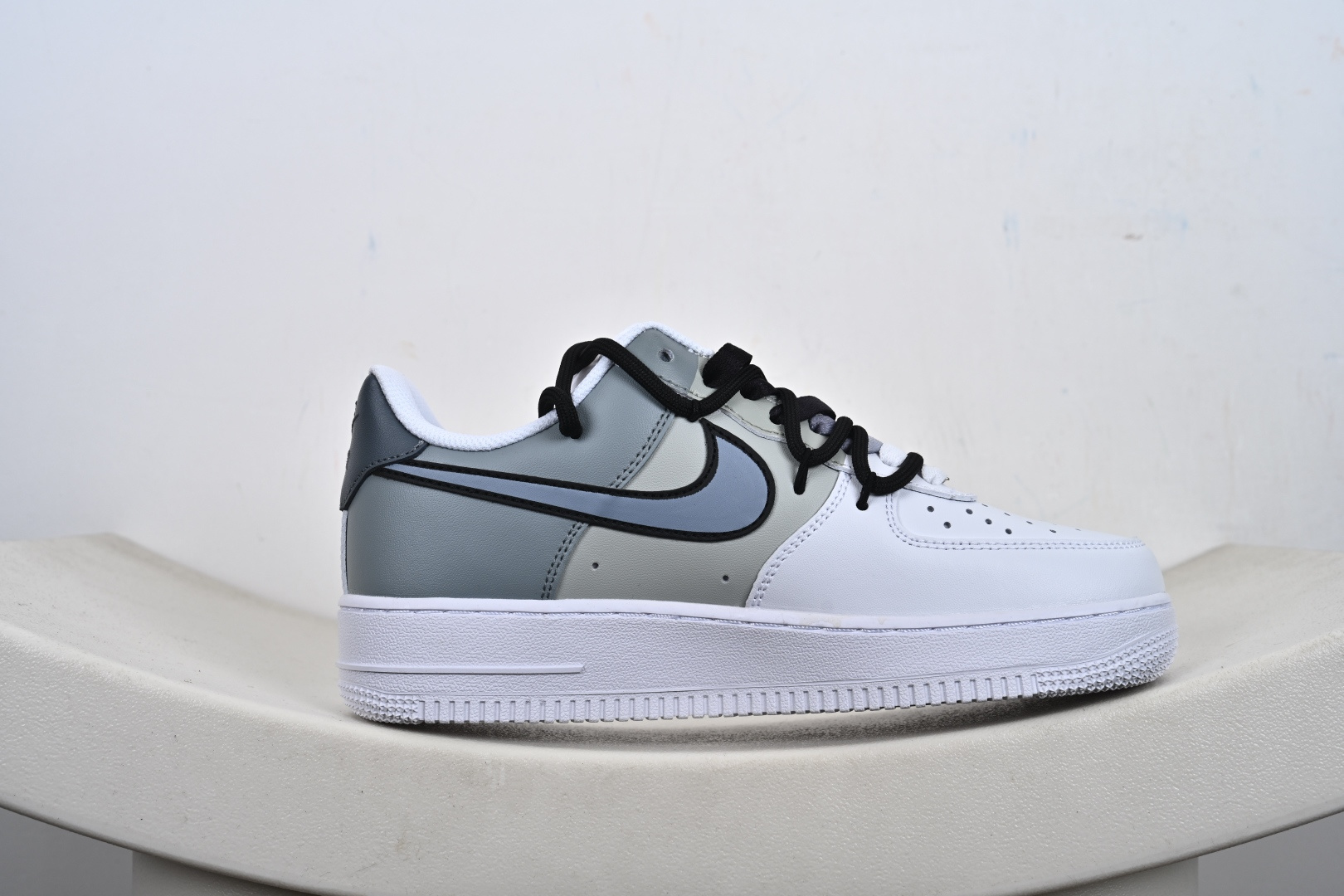 本地💰250支持放店
“雾灰玩家”订制空军一号板鞋
该定制版球鞋选用原鞋款为Nike Air Force 1'07空军一号,以浅烟灰色为主调,鞋面采用不同灰度的皮革材质拼接,低饱和度色调高级又耐看,兼顾了层次感与潮流属性。
货号:CW2288-111
SIZE:36 36.5 37.5 38 38.5 39 40 40.5 41 42 42.5 43 44 44.5 45-K-F2