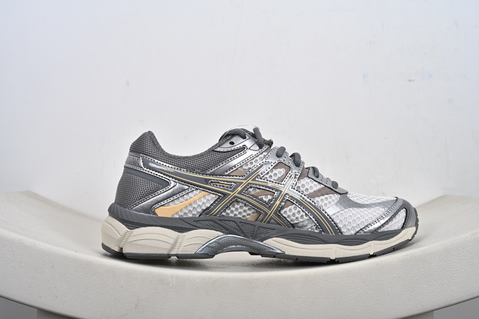 200 Asics Gel-Cumulus 16 亚瑟士 防滑耐磨 休闲运动鞋 1203A733-101