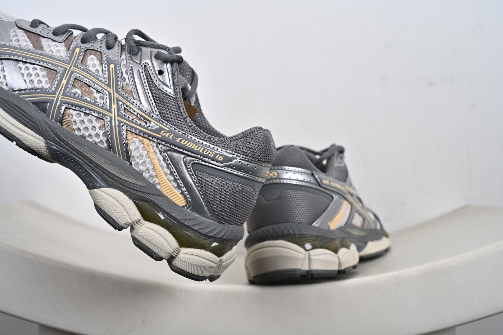 200 Asics Gel-Cumulus 16 亚瑟士 防滑耐磨 休闲运动鞋 1203A733-101