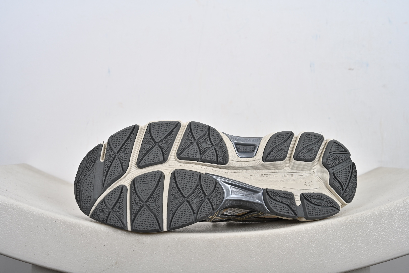 200 Asics Gel-Cumulus 16 亚瑟士 防滑耐磨 休闲运动鞋 1203A733-101