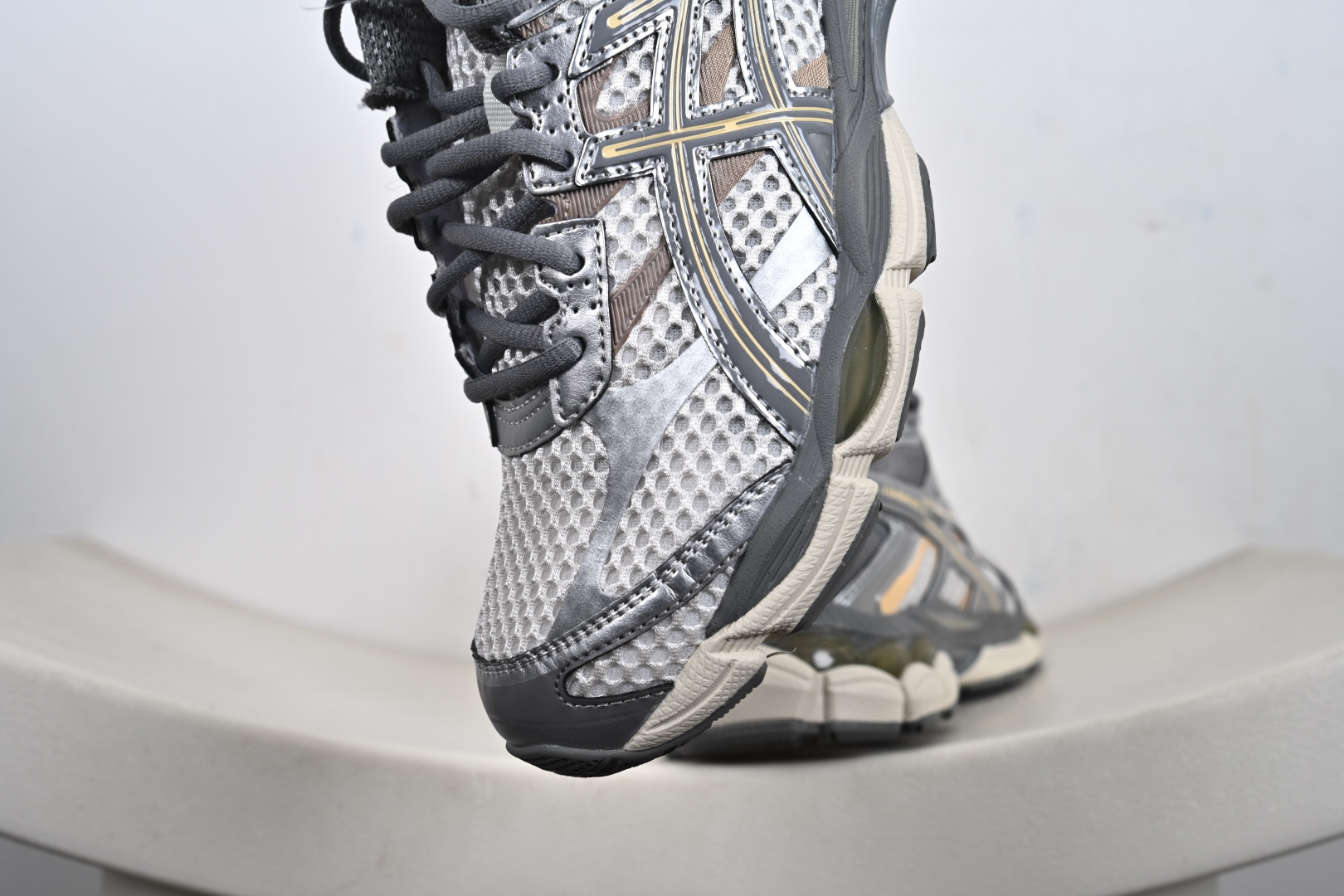 200 Asics Gel-Cumulus 16 亚瑟士 防滑耐磨 休闲运动鞋 1203A733-101