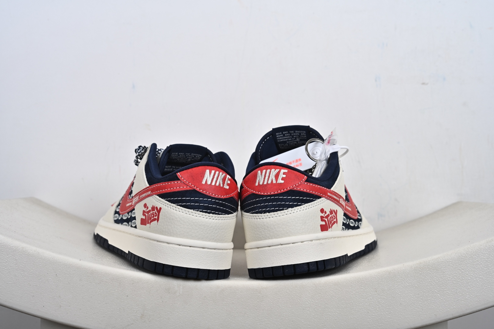 定制版高端定制Nike SB Dunk Low “斯图西联名------米白黑红勾” 高端定制 低帮休闲板鞋 DD1988-008