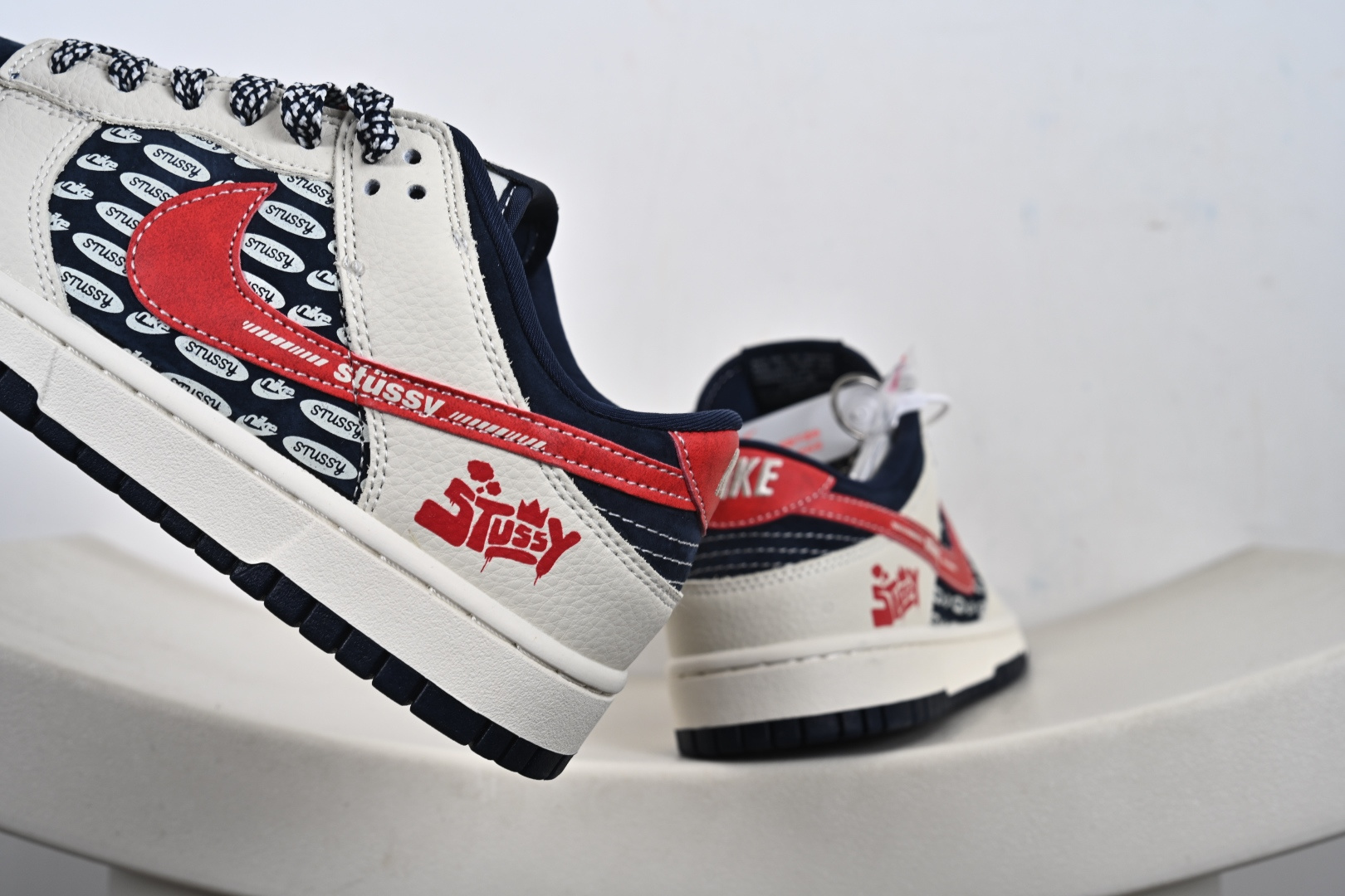 定制版高端定制Nike SB Dunk Low “斯图西联名------米白黑红勾” 高端定制 低帮休闲板鞋 DD1988-008