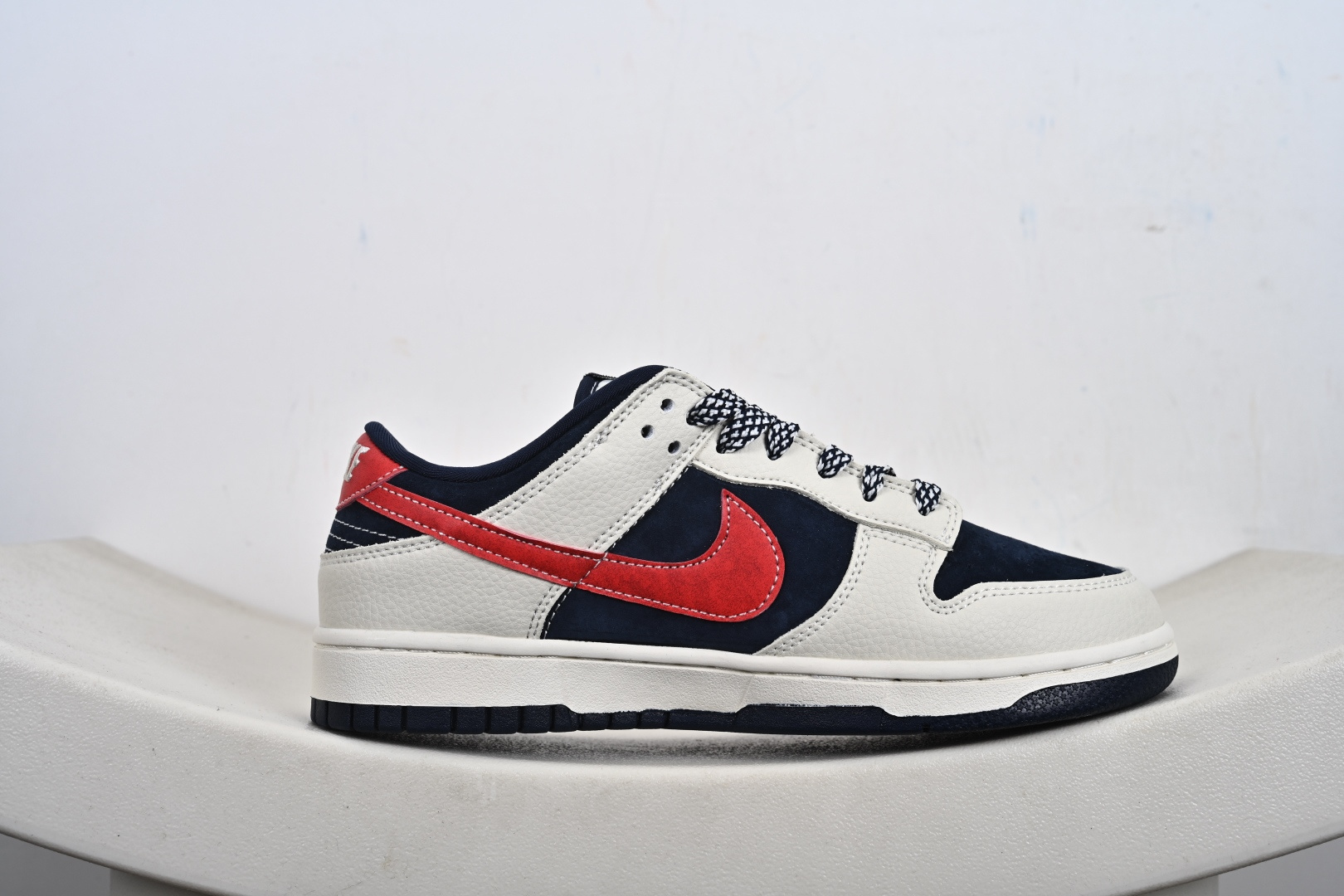 定制版高端定制Nike SB Dunk Low “斯图西联名------米白黑红勾” 高端定制 低帮休闲板鞋 DD1988-008