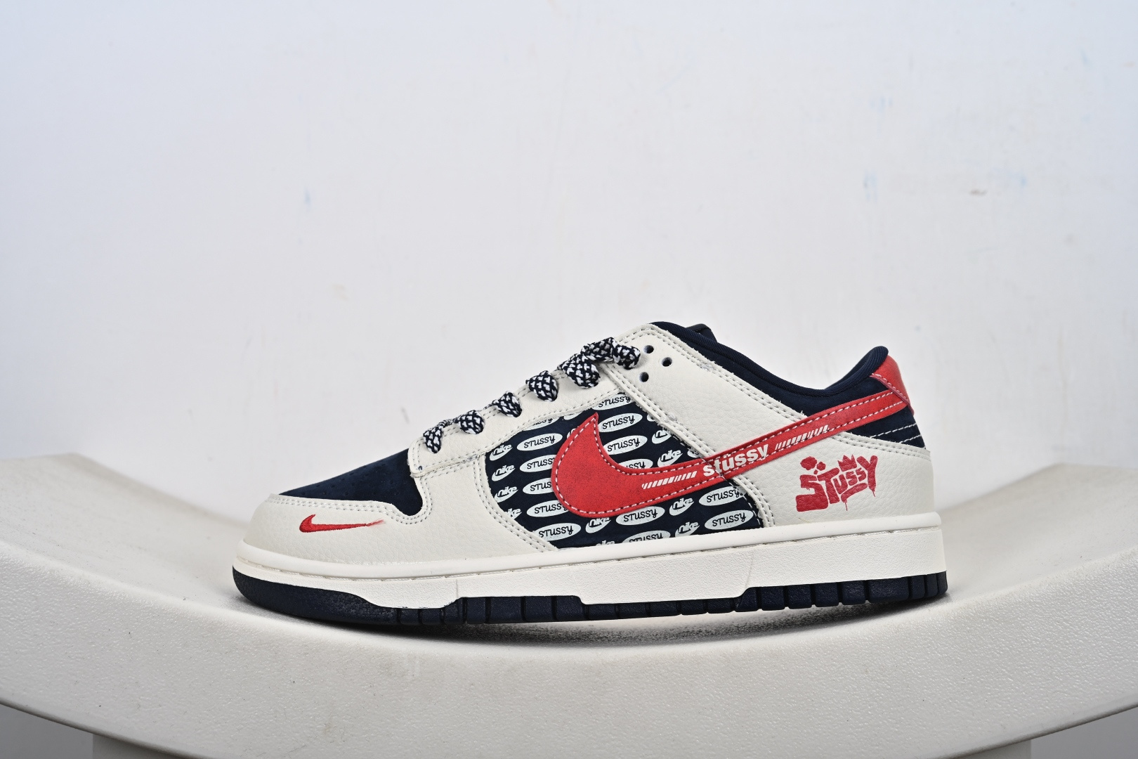 定制版高端定制Nike SB Dunk Low “斯图西联名------米白黑红勾” 高端定制 低帮休闲板鞋 DD1988-008