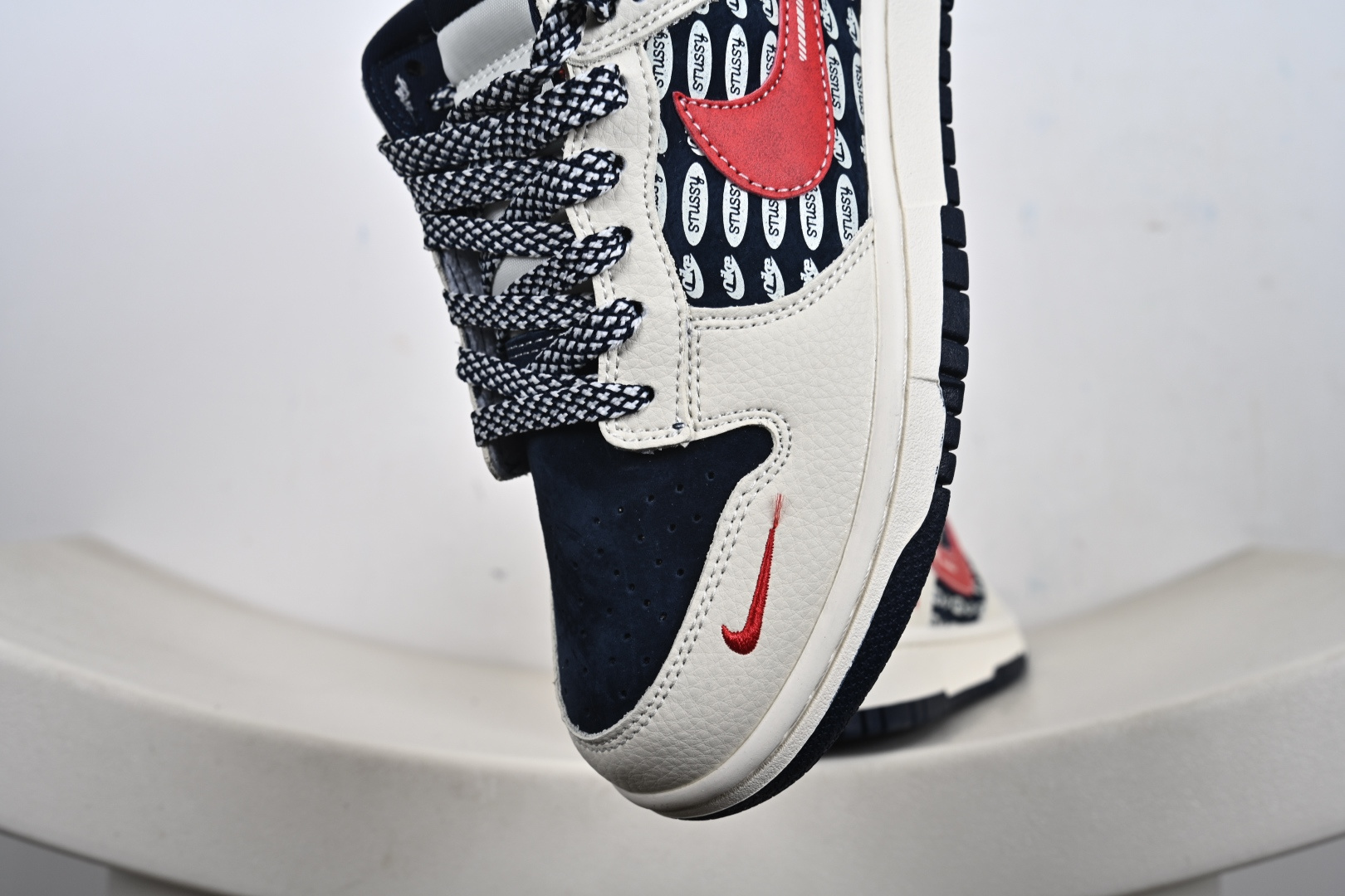 定制版高端定制Nike SB Dunk Low “斯图西联名------米白黑红勾” 高端定制 低帮休闲板鞋 DD1988-008