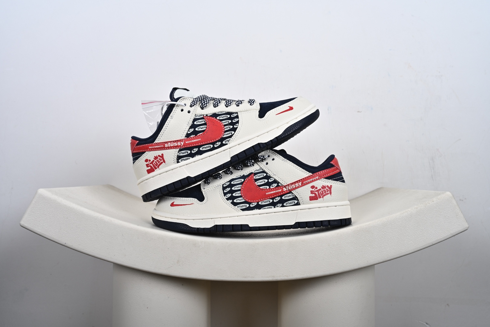 定制版高端定制Nike SB Dunk Low “斯图西联名——米白黑红勾” 高端定制 低帮休闲板鞋 DD1988-008