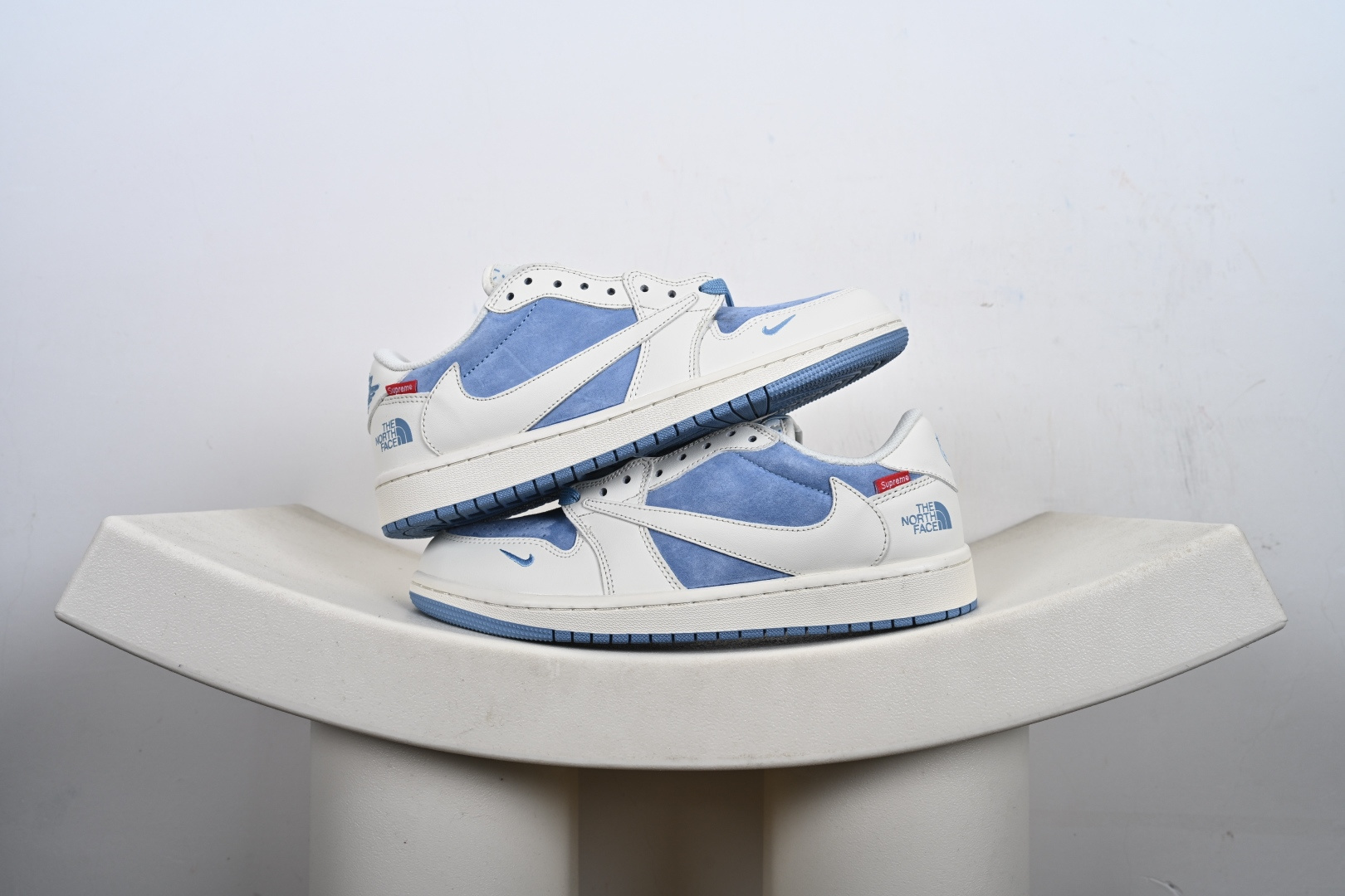 本地💰270优势放店
【定制版】The North Face x Supreme x Travis Scott x Air Jordan 1 Low 北面 x Sup x AJ1 低帮 三方联名 米白蓝倒钩 AJ1 乔丹1代 aj1 乔1 低邦 米白蓝倒勾 乔丹篮球鞋系列 鞋款整体以蓝色麂皮为底搭配白色框架覆盖层，标志性的反钩Swoosh Logo采用白色皮革呈现，内侧则辅以白色Swoosh Logo点缀，鞋舌等多处TS标志性元素均得以保留；鞋舌绣标上以The North Face字样呈现，鞋头处迷你Swoosh Logo蓝色刺绣妆点，后跟的鬼脸Logo标志以及Wings Logo均以蓝色缝线打造，后跟印有The North Face字样及红色绣标Supreme字样，彰显联名身份；最后以米白色中底搭配蓝色橡胶外底完善整体设计收尾。
货号：DM7866-124
尺码：36 36.5 37.5 38 38.5 39 40 40.5 41 42 42.5 43 44 44.5 45-T1-F3