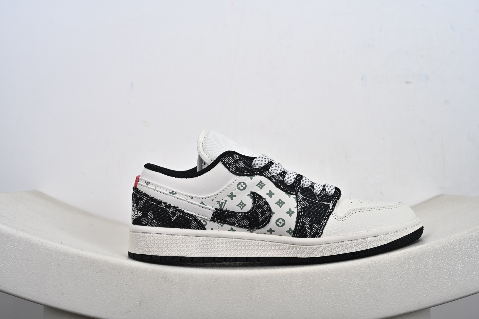 Louis Vuittonx Air Jordan 1 Low 此款主张打破传统的工业化流水线设计限制 YX5066-332 Louis Vuittonx Air Jordan 1 Low 此款主张打破传统的工业化流水线设计限制 YX5066-332