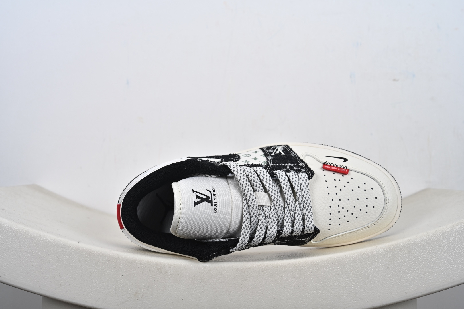 Louis Vuittonx Air Jordan 1 Low 此款主张打破传统的工业化流水线设计限制 YX5066-332 Louis Vuittonx Air Jordan 1 Low 此款主张打破传统的工业化流水线设计限制 YX5066-332