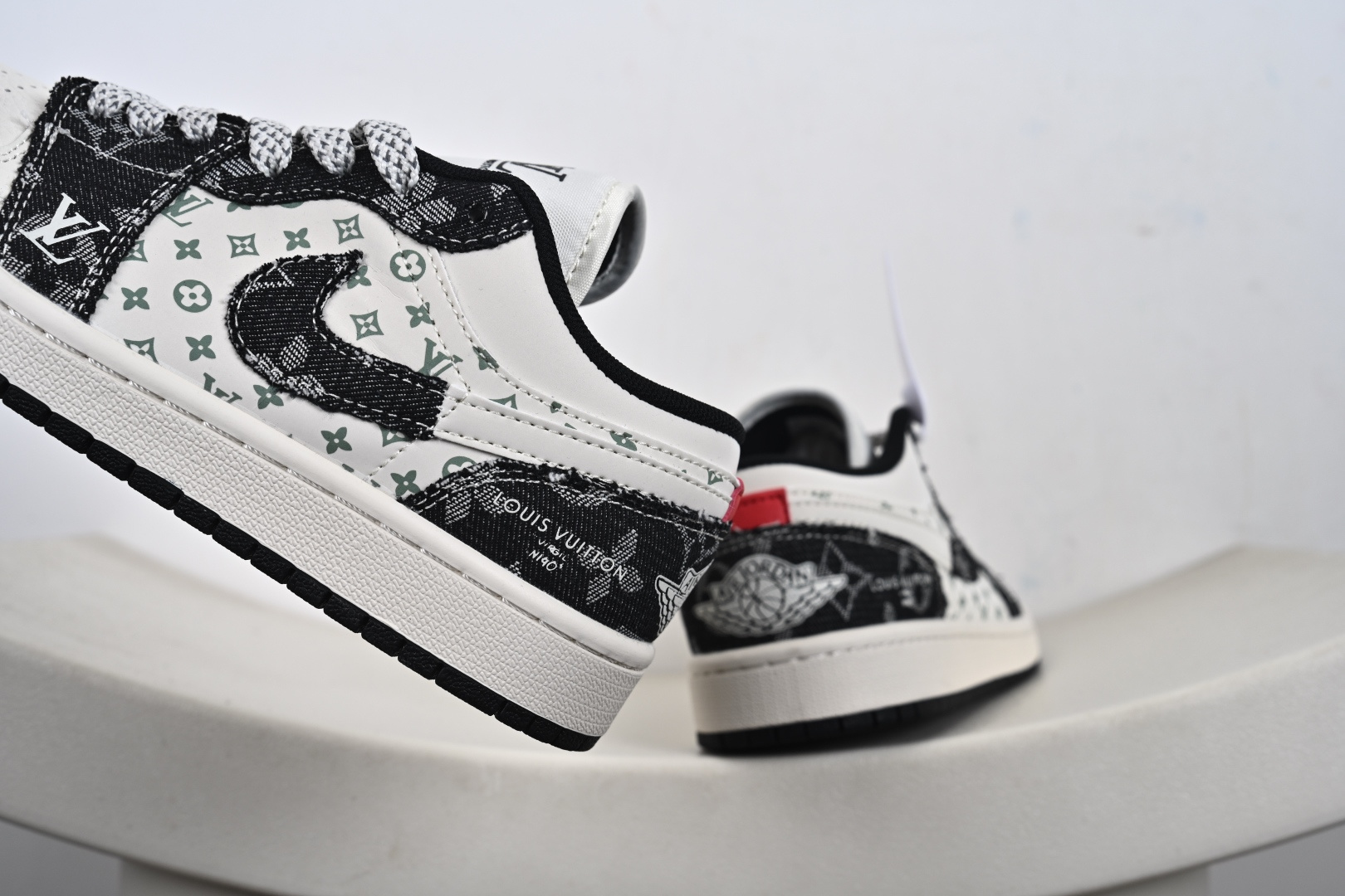 Louis Vuittonx Air Jordan 1 Low 此款主张打破传统的工业化流水线设计限制 YX5066-332 Louis Vuittonx Air Jordan 1 Low 此款主张打破传统的工业化流水线设计限制 YX5066-332