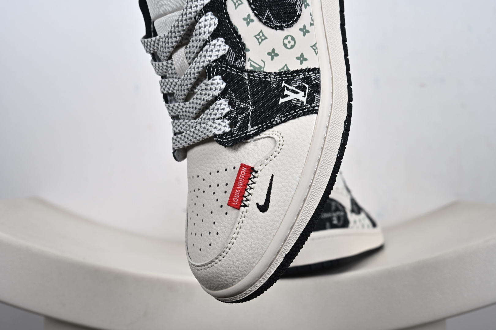 Louis Vuittonx Air Jordan 1 Low 此款主张打破传统的工业化流水线设计限制 YX5066-332 Louis Vuittonx Air Jordan 1 Low 此款主张打破传统的工业化流水线设计限制 YX5066-332