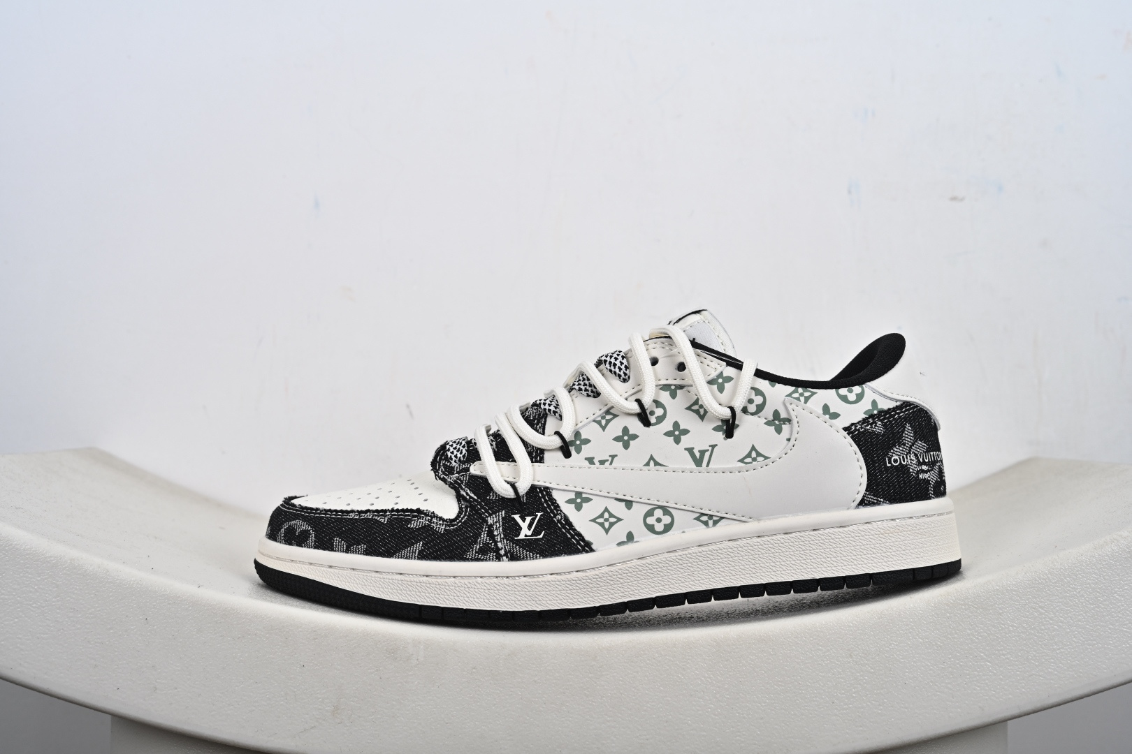 Louis Vuittonx Air Jordan 1 Low 此款主张打破传统的工业化流水线设计限制 YX5066-332