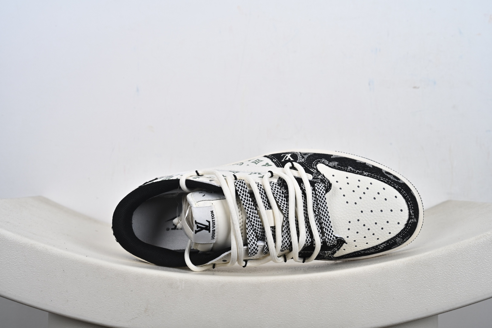 Louis Vuittonx Air Jordan 1 Low 此款主张打破传统的工业化流水线设计限制 YX5066-332