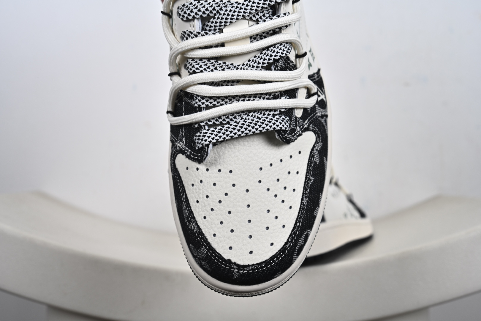 Louis Vuittonx Air Jordan 1 Low 此款主张打破传统的工业化流水线设计限制 YX5066-332