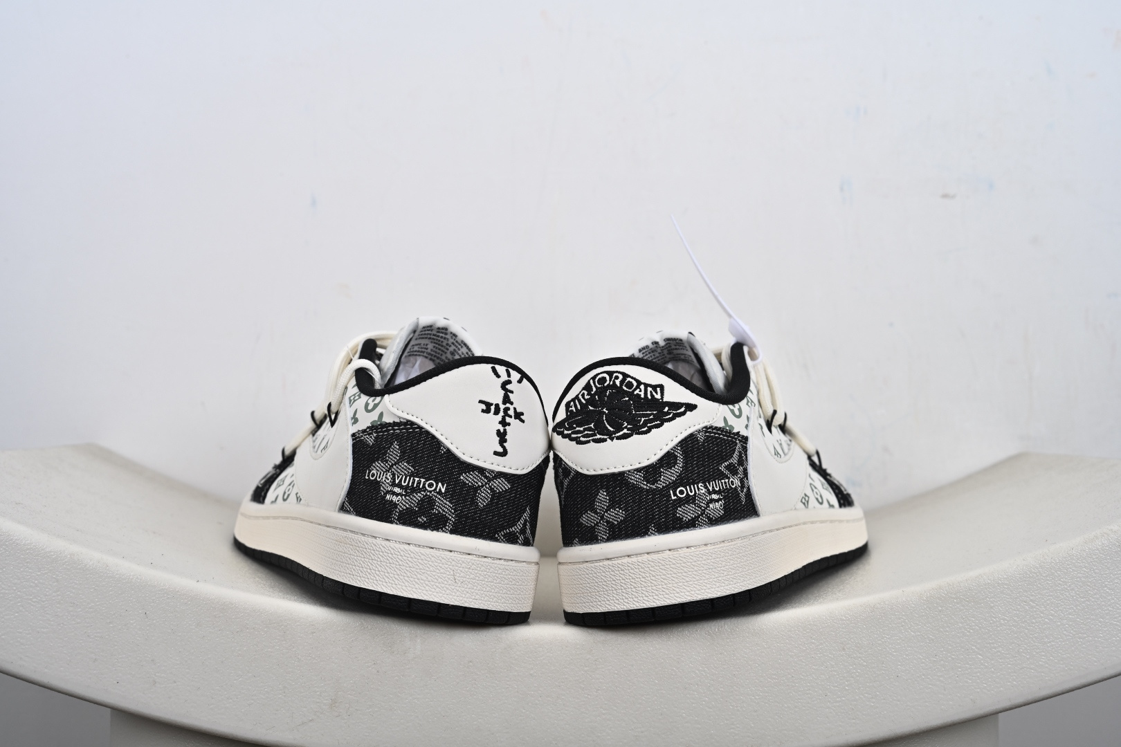 Louis Vuittonx Air Jordan 1 Low 此款主张打破传统的工业化流水线设计限制 YX5066-332