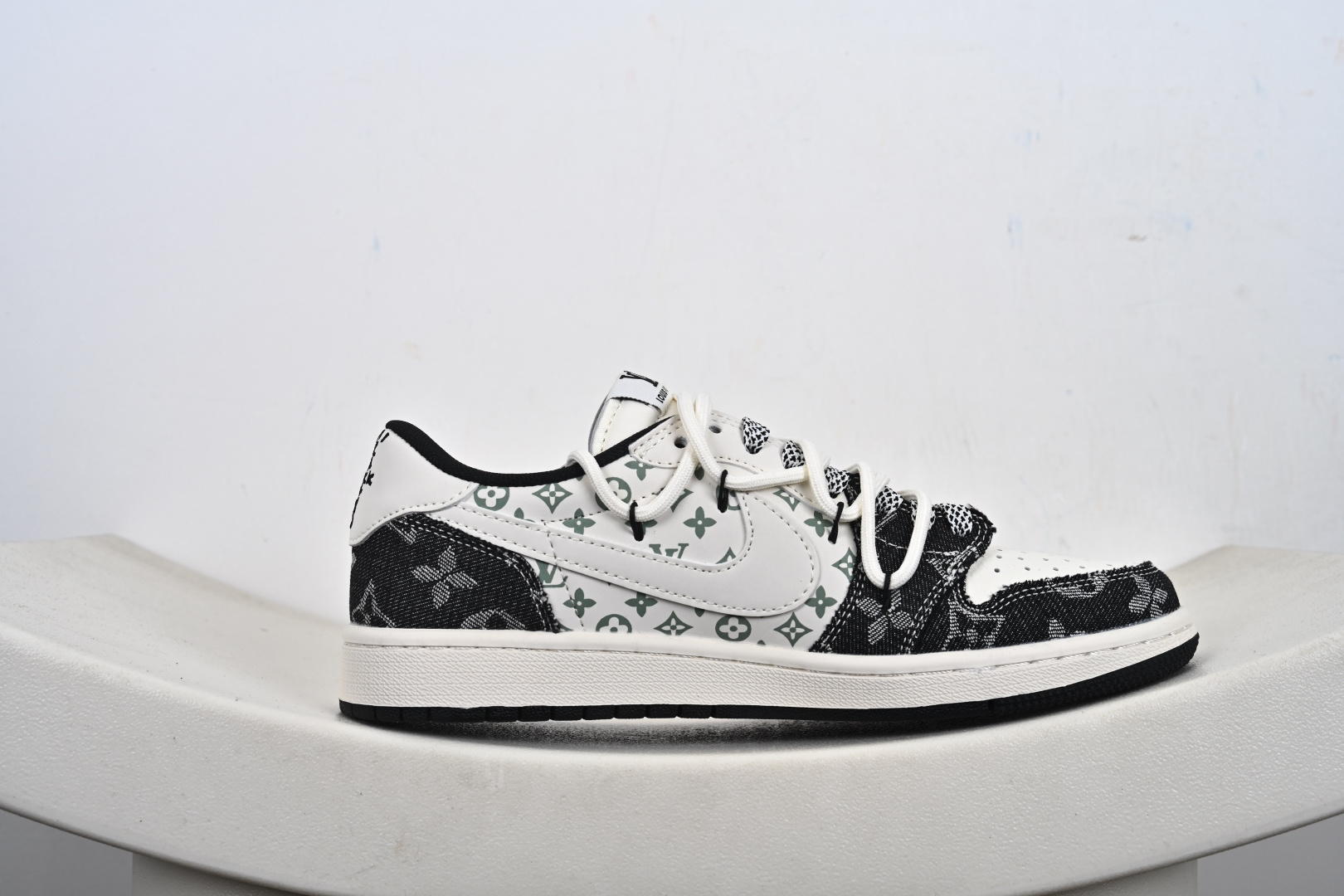 Louis Vuittonx Air Jordan 1 Low 此款主张打破传统的工业化流水线设计限制 YX5066-332