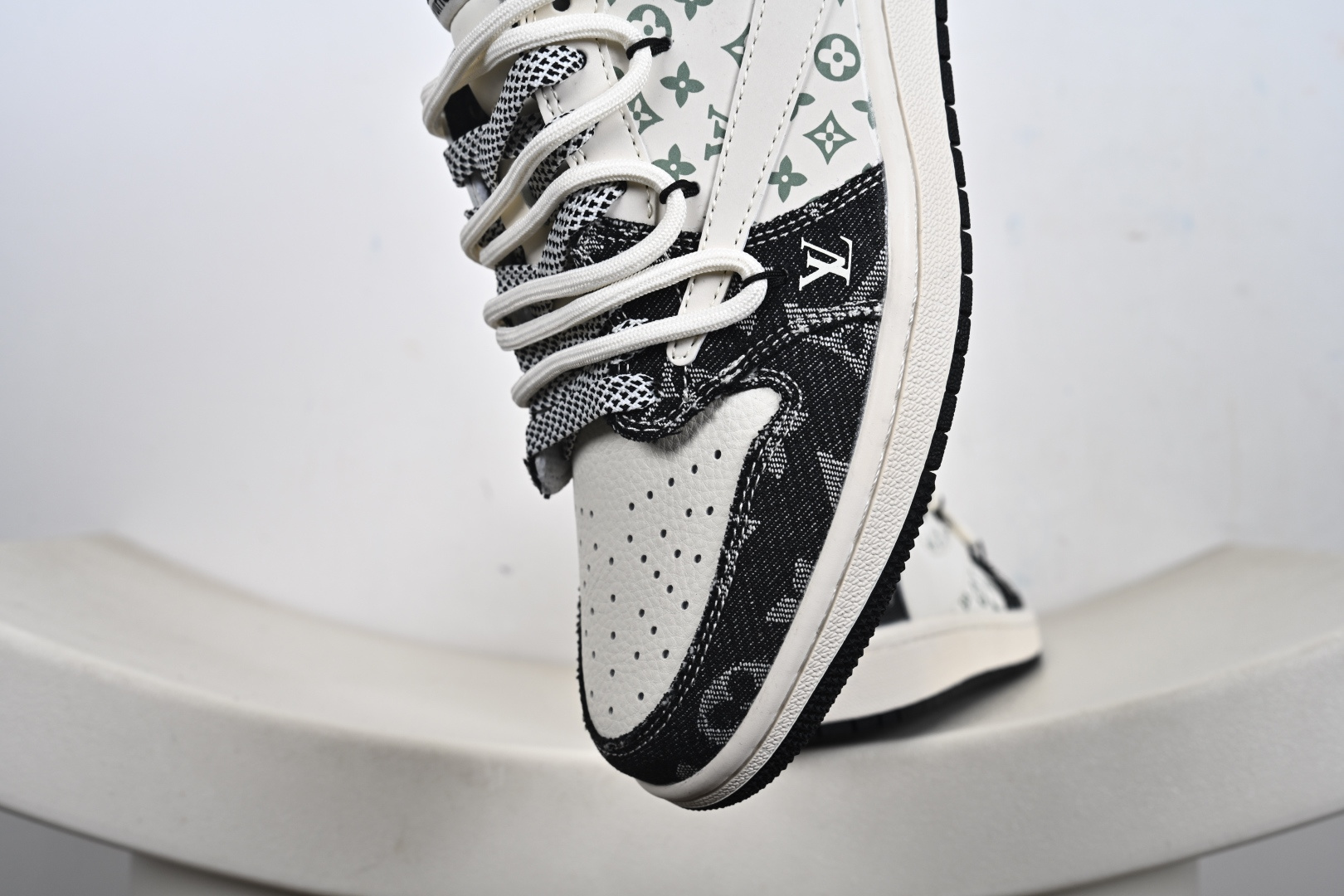 Louis Vuittonx Air Jordan 1 Low 此款主张打破传统的工业化流水线设计限制 YX5066-332