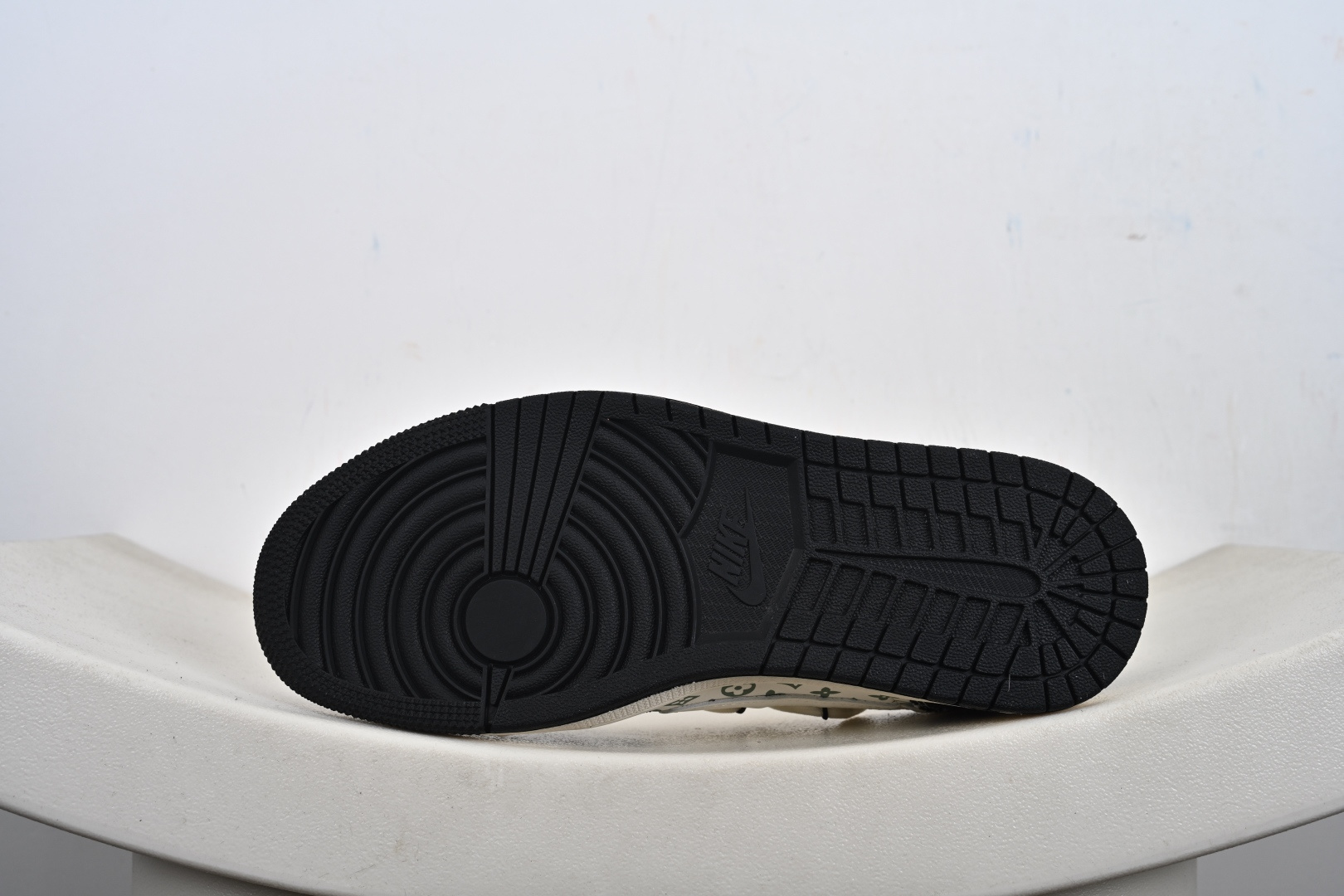 Louis Vuittonx Air Jordan 1 Low 此款主张打破传统的工业化流水线设计限制 YX5066-332