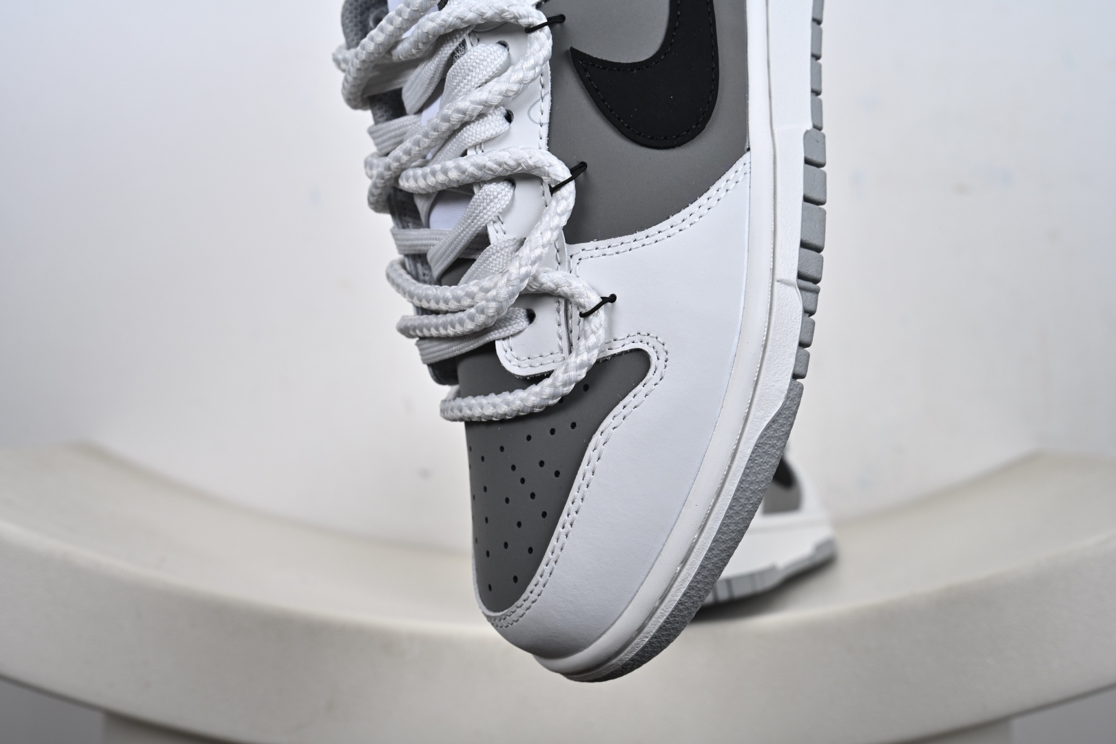 Nike SB Dunk Low 灰白解构绑带联名 WG0510-061-Top High Quatity Cheap Sneakers Fashion Clothing Clothes Bags handbags Shoes of all Brand wholesale With The best Quality And Beautiful Price from China Factory Chinese suppliers wholesaler seller Nike SB Dunk Low 灰白解构绑带联名 WG0510-061