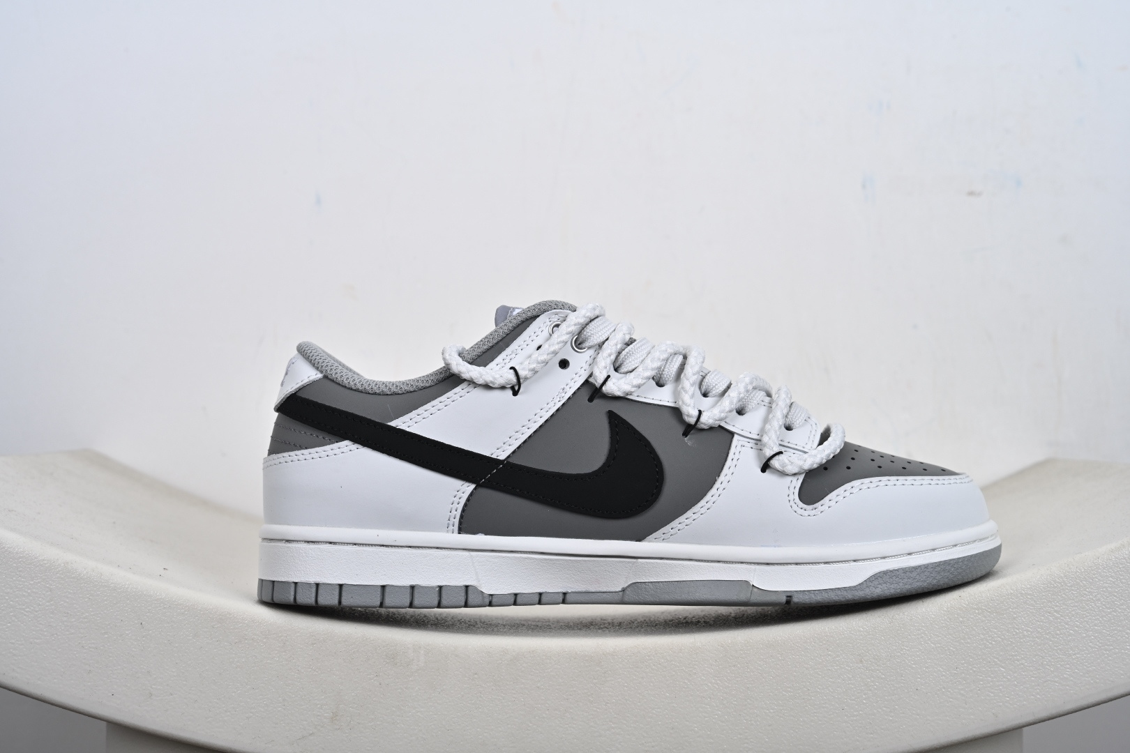 Nike SB Dunk Low 灰白解构绑带联名 WG0510-061-Top High Quatity Cheap Sneakers Fashion Clothing Clothes Bags handbags Shoes of all Brand wholesale With The best Quality And Beautiful Price from China Factory Chinese suppliers wholesaler seller Nike SB Dunk Low 灰白解构绑带联名 WG0510-061