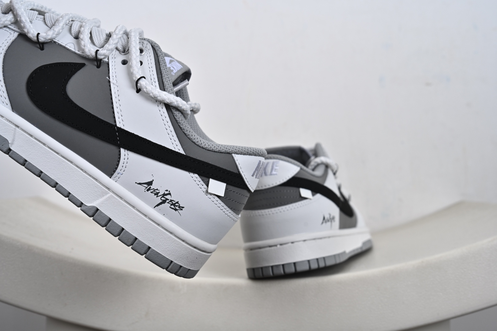 Nike SB Dunk Low 灰白解构绑带联名 WG0510-061-Top High Quatity Cheap Sneakers Fashion Clothing Clothes Bags handbags Shoes of all Brand wholesale With The best Quality And Beautiful Price from China Factory Chinese suppliers wholesaler seller Nike SB Dunk Low 灰白解构绑带联名 WG0510-061