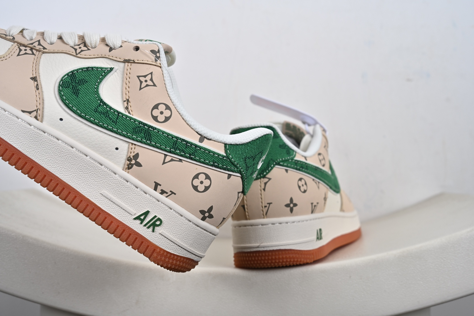 240 定制版NIke Air Force 1 '07 Low “古驰联名——生胶绿勾”空军一号 低帮 运动鞋 休闲鞋 XS1958-627-Chinese UA Cheap High Quatity Brand Clothes Bags handbags Sneakers wholesale wholesaler seller from China Factory suppliers Fashion Clothing Shoes best Quality Beautiful Price 240 定制版NIke Air Force 1 '07 Low “古驰联名——生胶绿勾”空军一号 低帮 运动鞋 休闲鞋 XS1958-627