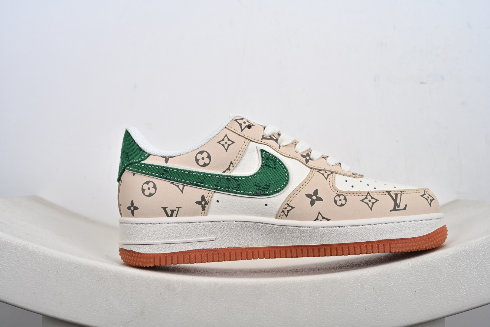 240 定制版NIke Air Force 1 '07 Low “古驰联名——生胶绿勾”空军一号 低帮 运动鞋 休闲鞋 XS1958-627-Chinese UA Cheap High Quatity Brand Clothes Bags handbags Sneakers wholesale wholesaler seller from China Factory suppliers Fashion Clothing Shoes best Quality Beautiful Price 240 定制版NIke Air Force 1 '07 Low “古驰联名——生胶绿勾”空军一号 低帮 运动鞋 休闲鞋 XS1958-627