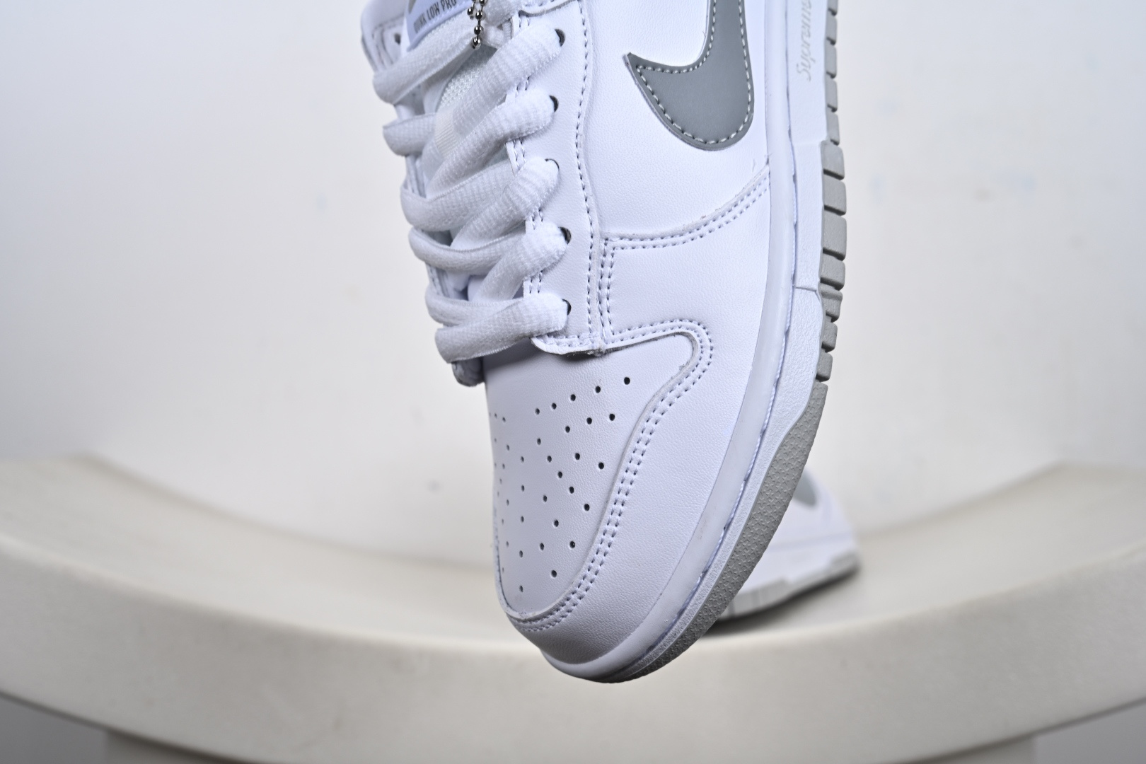 200 NIKE SB DUNK LOW OG QS 耐克 低帮休闲运动板鞋 HQ8487-100-Chinese UA Cheap High Quatity Brand Clothes Bags handbags Sneakers wholesale wholesaler seller from China Factory suppliers Fashion Clothing Shoes best Quality Beautiful Price 200 NIKE SB DUNK LOW OG QS 耐克 低帮休闲运动板鞋 HQ8487-100