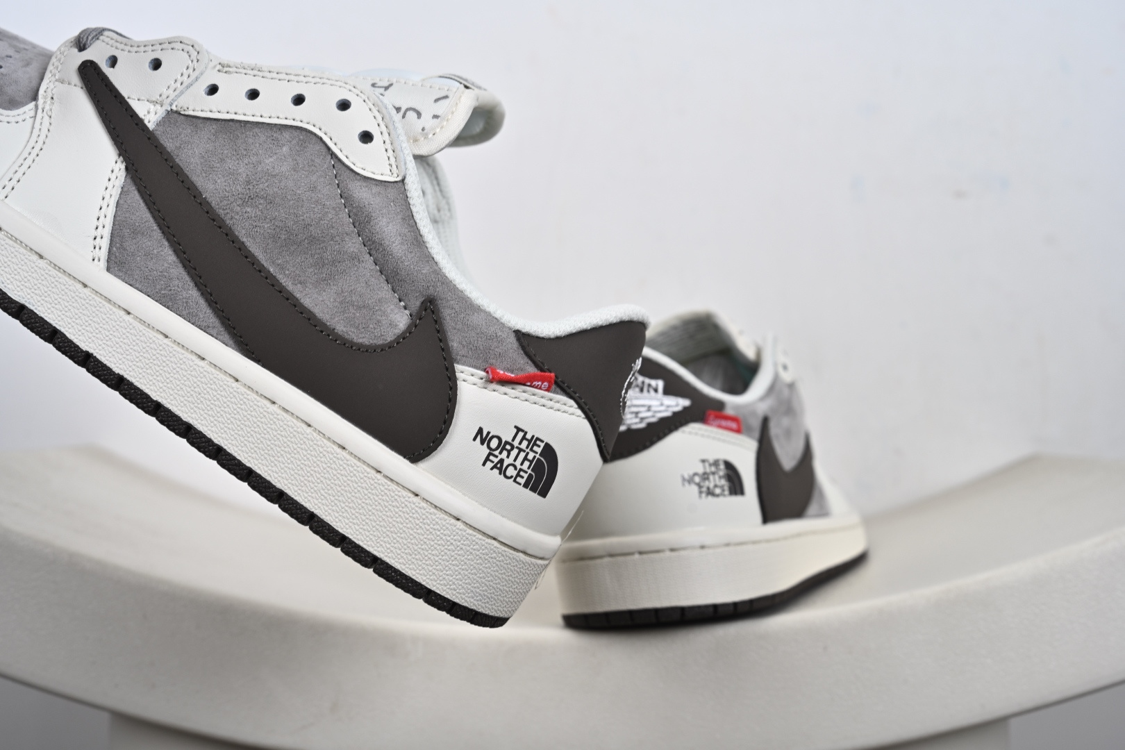 260 定制版Travis Scott x Fragment Design x Jordan Air Jordan 1 LowOG sP”北面三方联名-米灰猪八革” DM7866-127