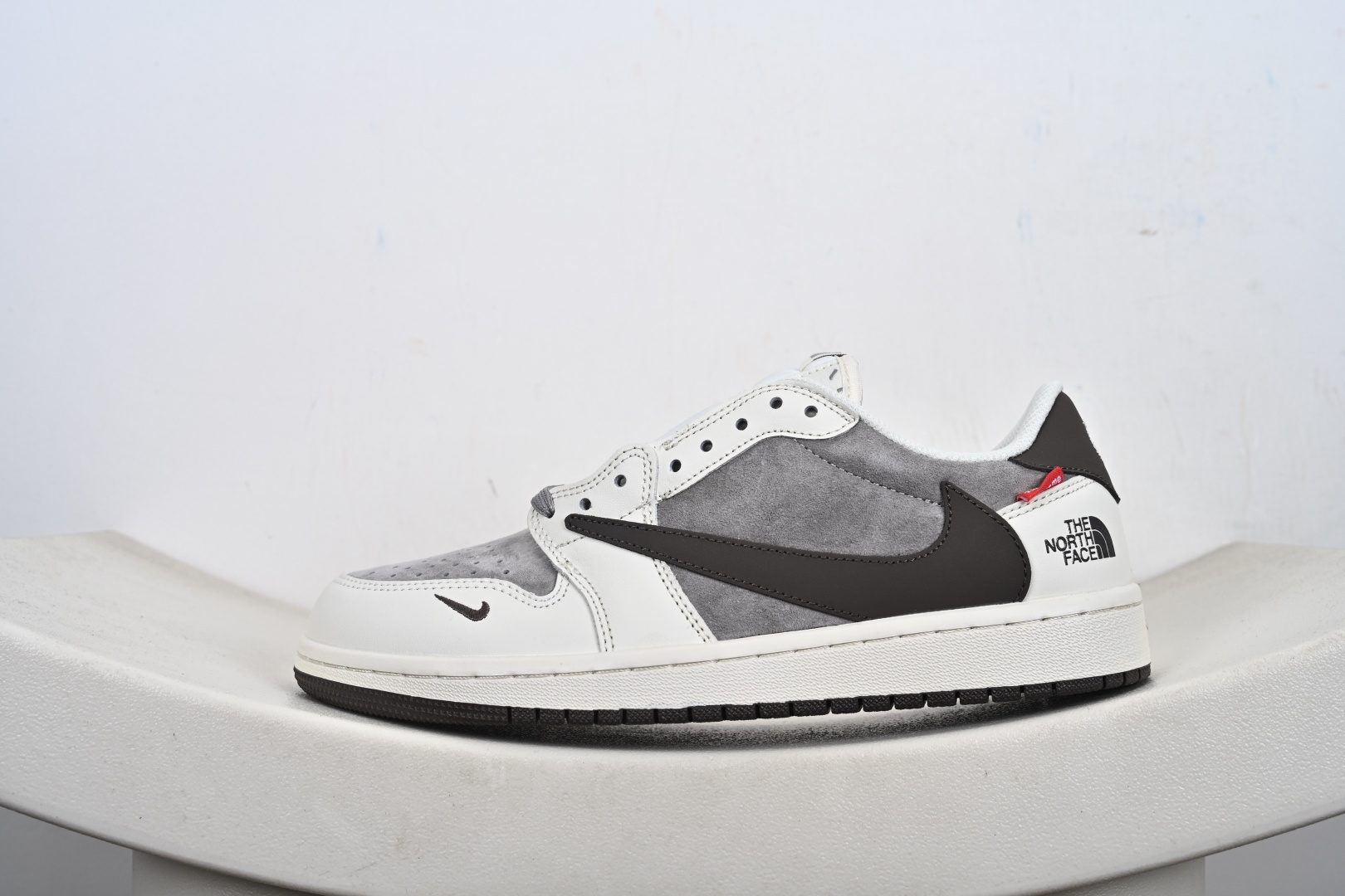 260 定制版Travis Scott x Fragment Design x Jordan Air Jordan 1 LowOG sP”北面三方联名-米灰猪八革” DM7866-127