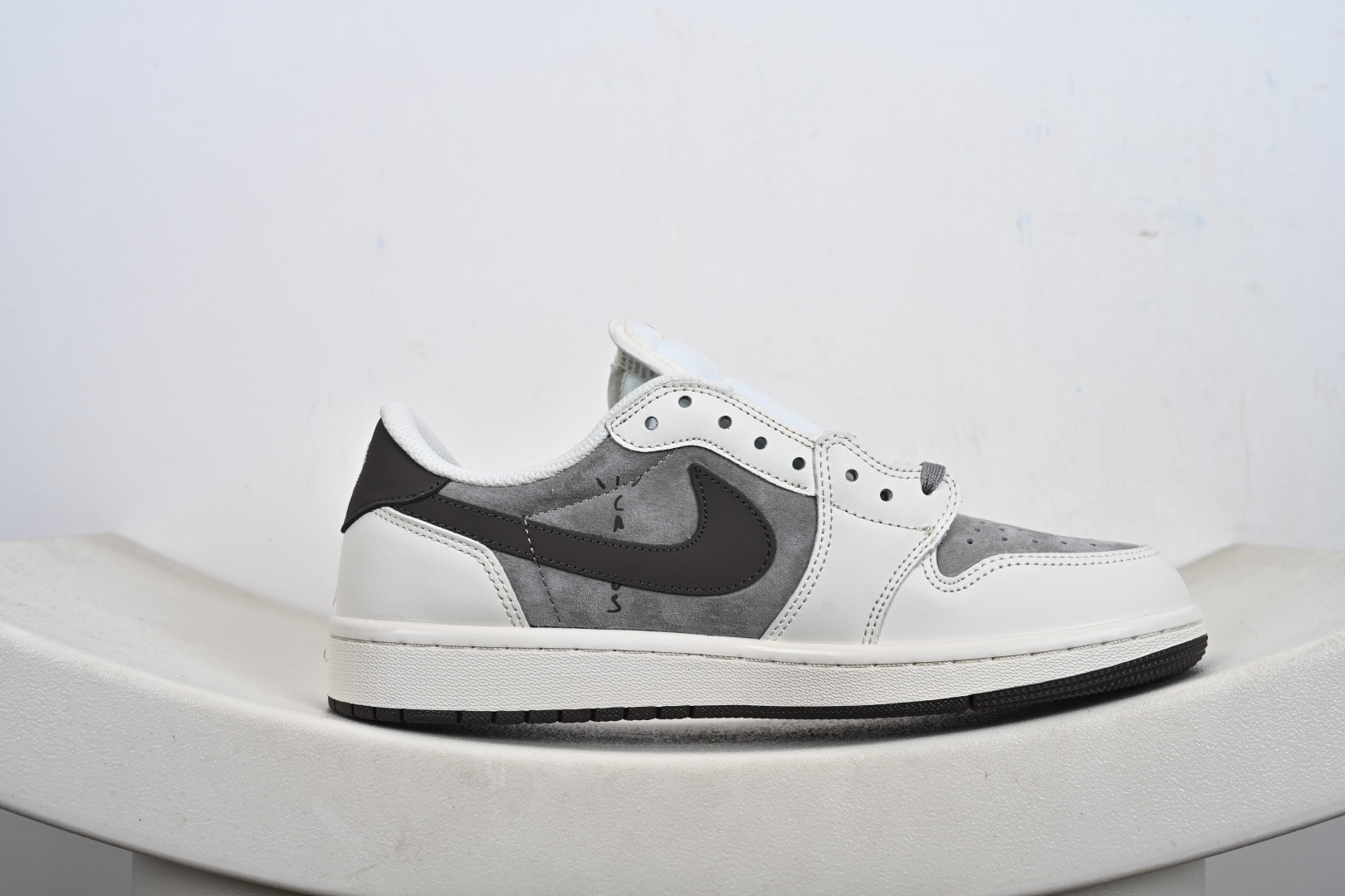 260 定制版Travis Scott x Fragment Design x Jordan Air Jordan 1 LowOG sP”北面三方联名-米灰猪八革” DM7866-127