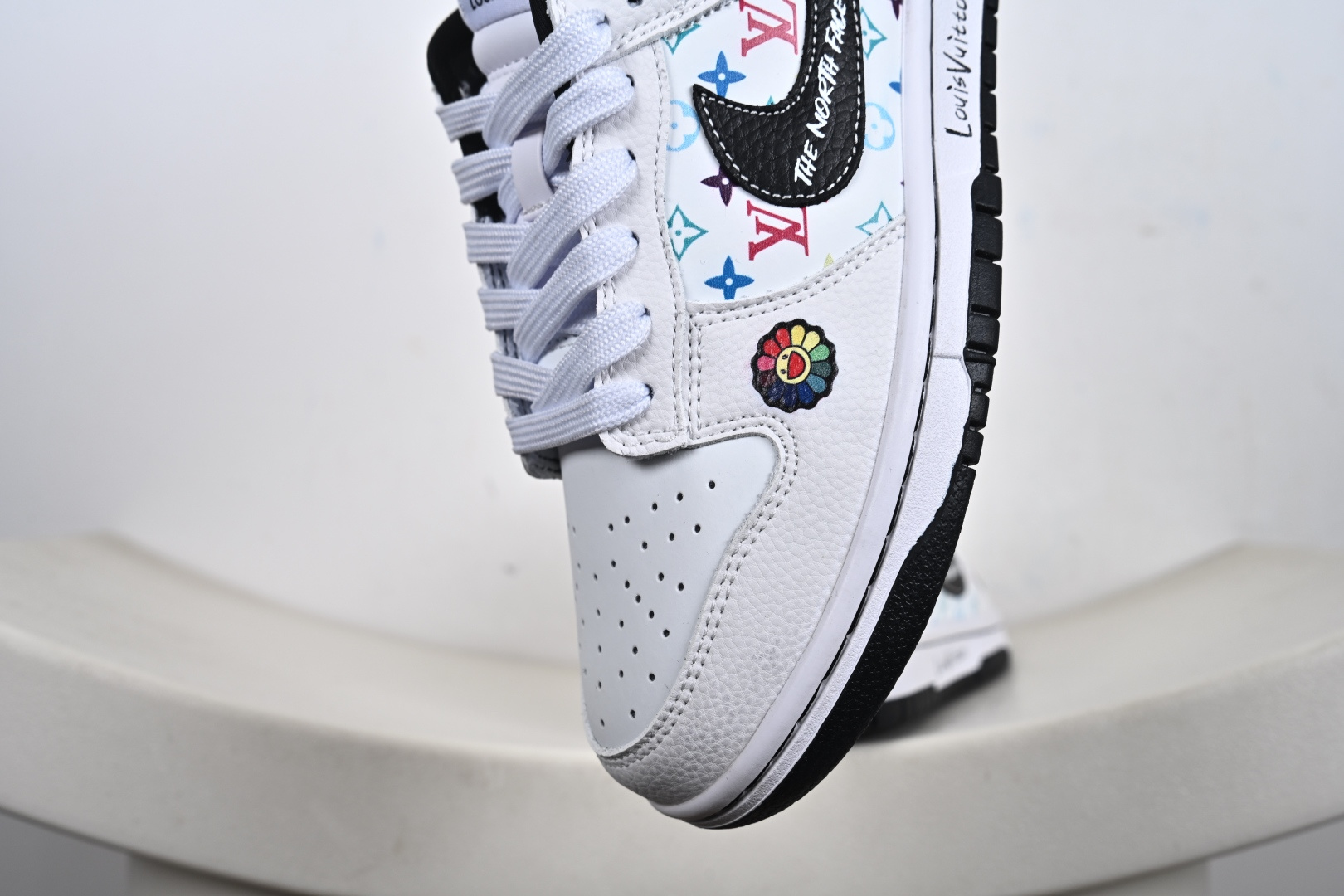 260 定制版NK SB Dunk Low“LV联名——白黑” 高端定制 低帮休闲板鞋 YF9511-908